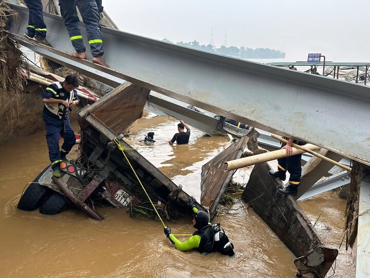 Tìm thấy ô tô đầu kéo vụ sập cầu Phong Châu, không có người trong xe - Ảnh 1.