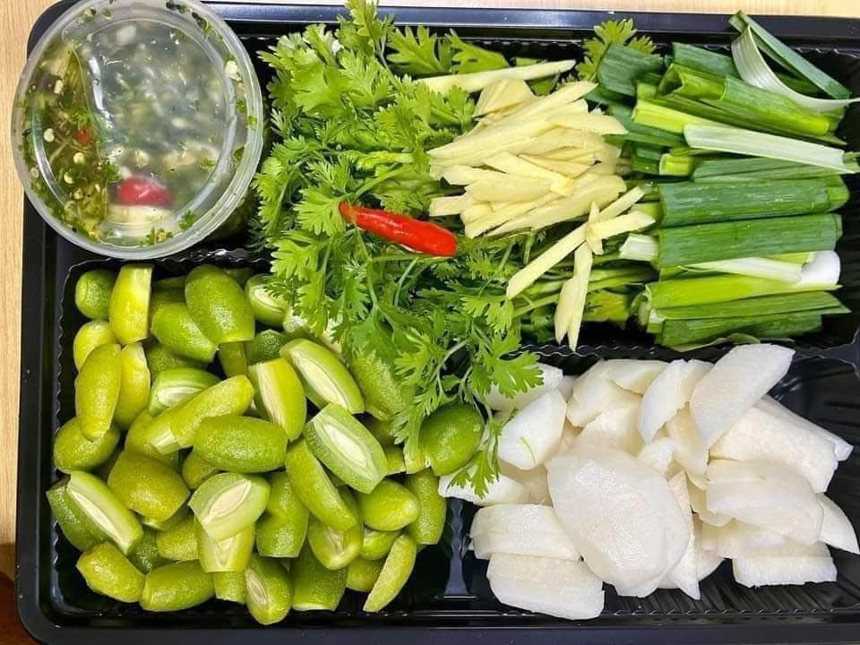 Nhót xanh trước cho không ai lấy, nay thành món ăn hot trend giá 430.000 đồng/kg - Ảnh 2.