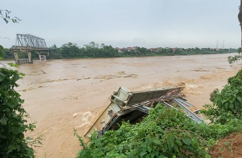 Tiếp tục phát hiện thi thể trên sông Hồng nghi là nạn nhân sập cầu Phong Châu - Ảnh 1. Tiếp tục phát hiện thi thể trên sông Hồng nghi là nạn nhân sập cầu Phong Châu - Ảnh 1.