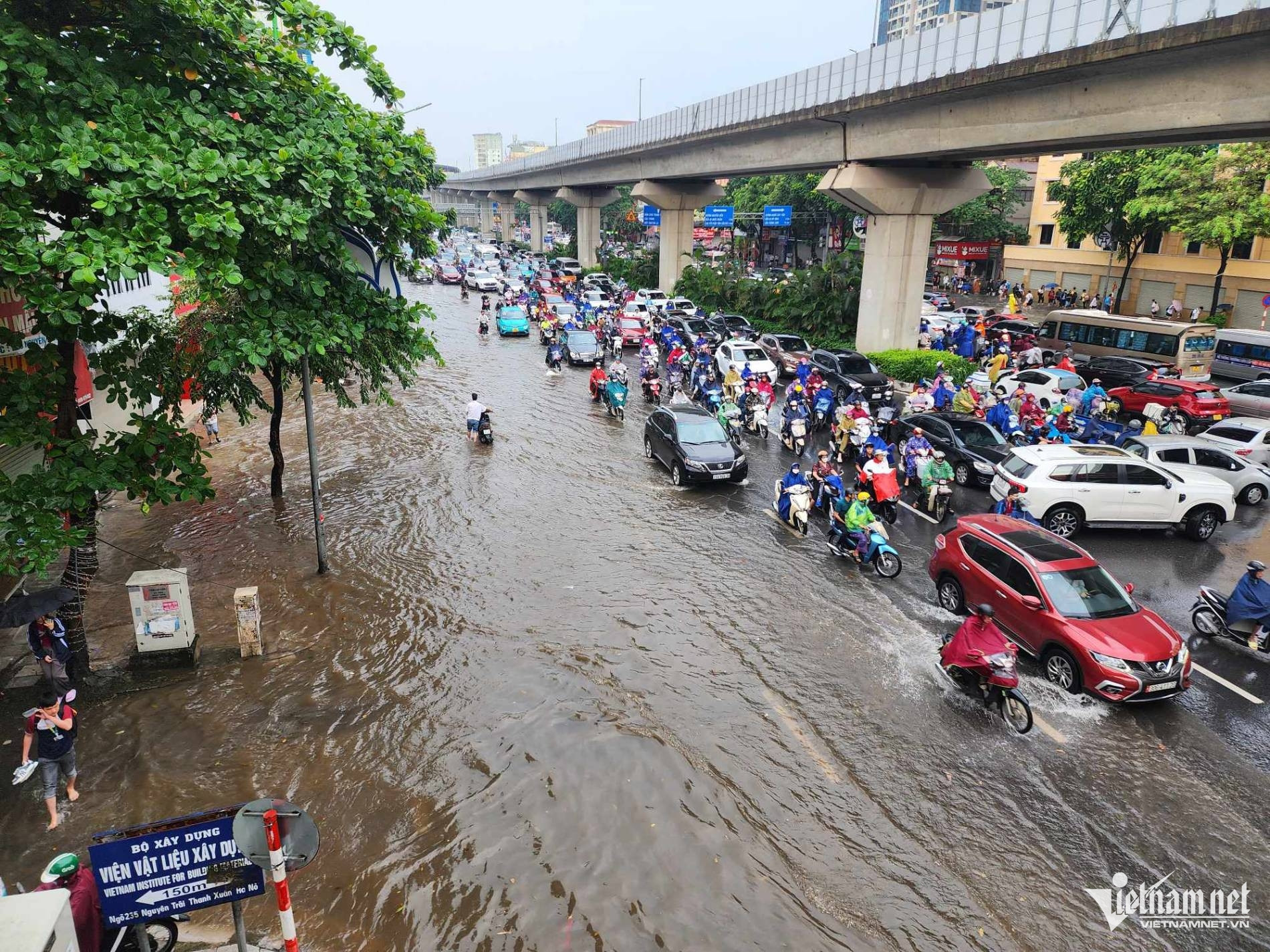 Nhiều tuyến phố Hà Nội ngập sâu sau trận mưa lớn sáng nay - Ảnh 7.