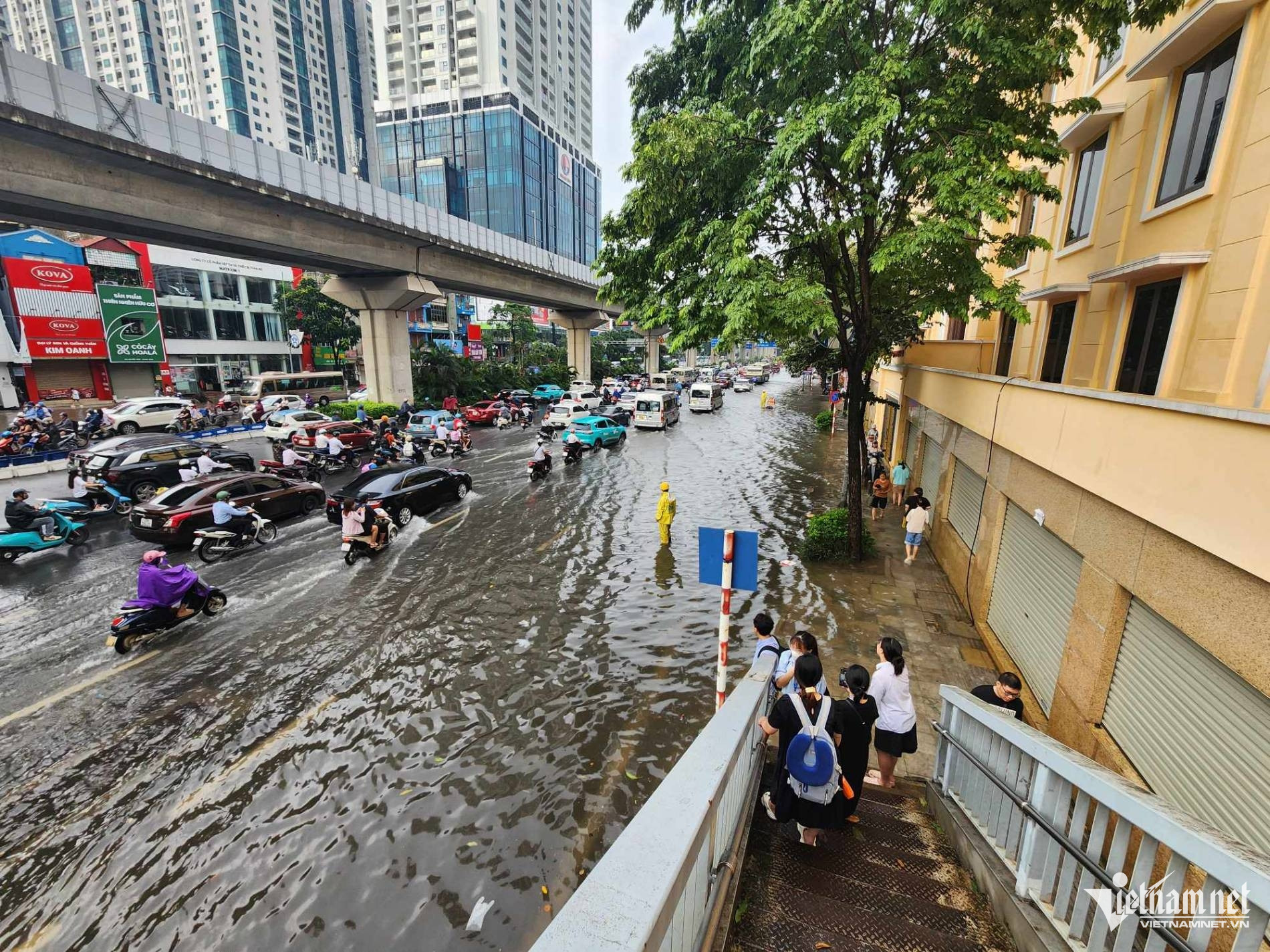 Nhiều tuyến phố Hà Nội ngập sâu sau trận mưa lớn sáng nay - Ảnh 8.