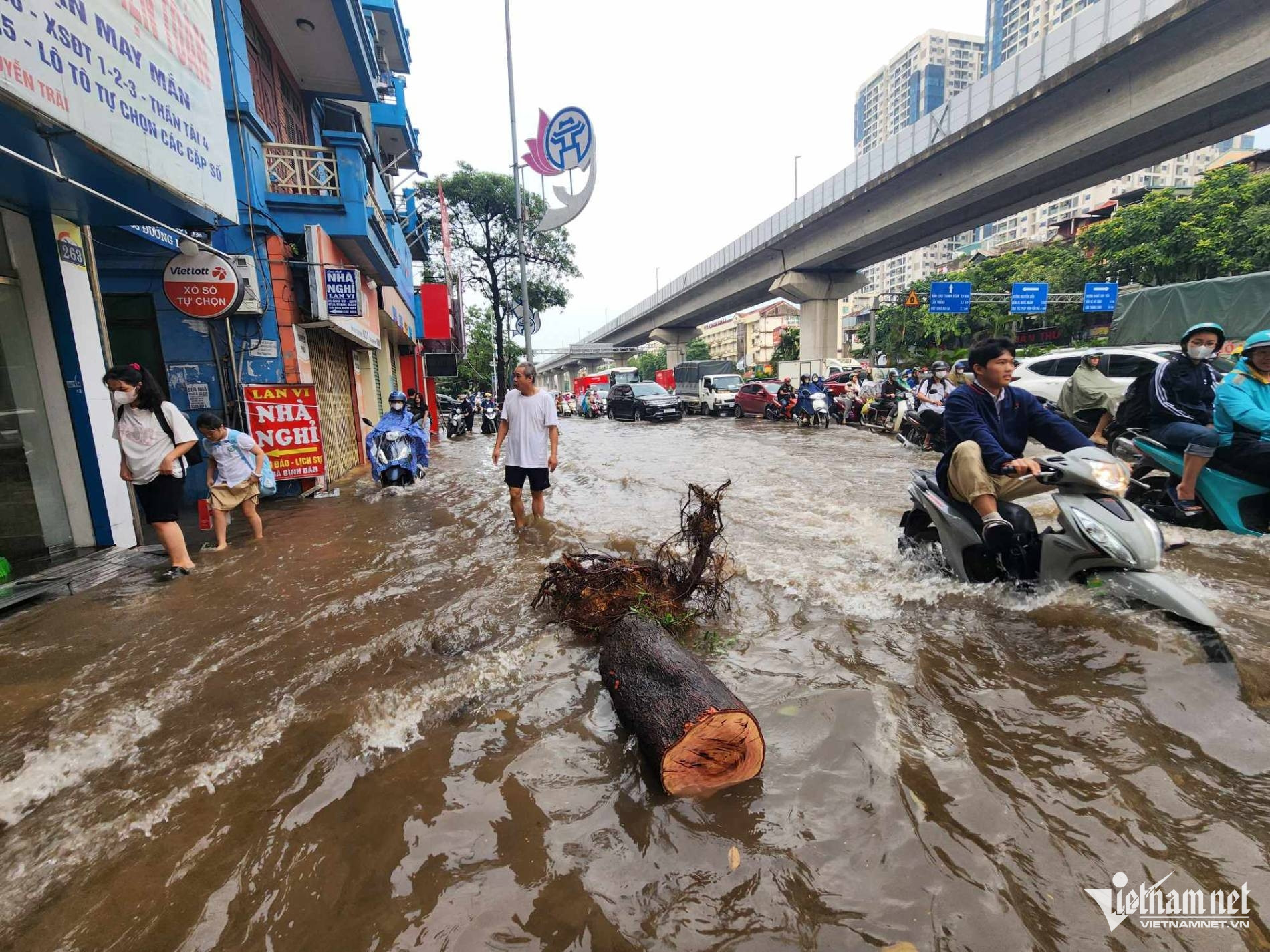 Nhiều tuyến phố Hà Nội ngập sâu sau trận mưa lớn sáng nay - Ảnh 10.