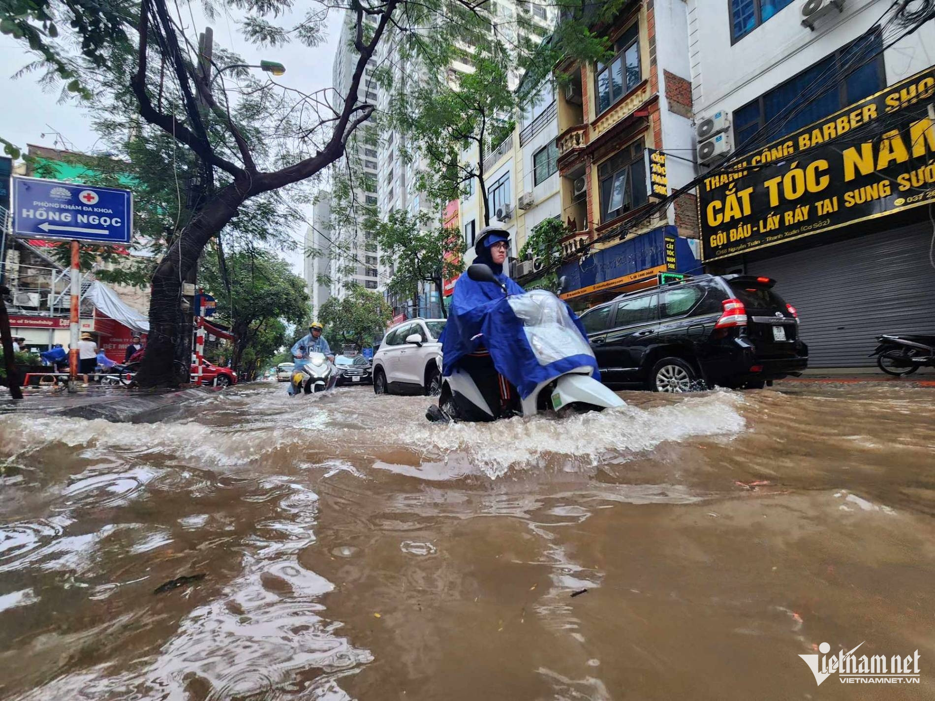 Nhiều tuyến phố Hà Nội ngập sâu sau trận mưa lớn sáng nay - Ảnh 1.