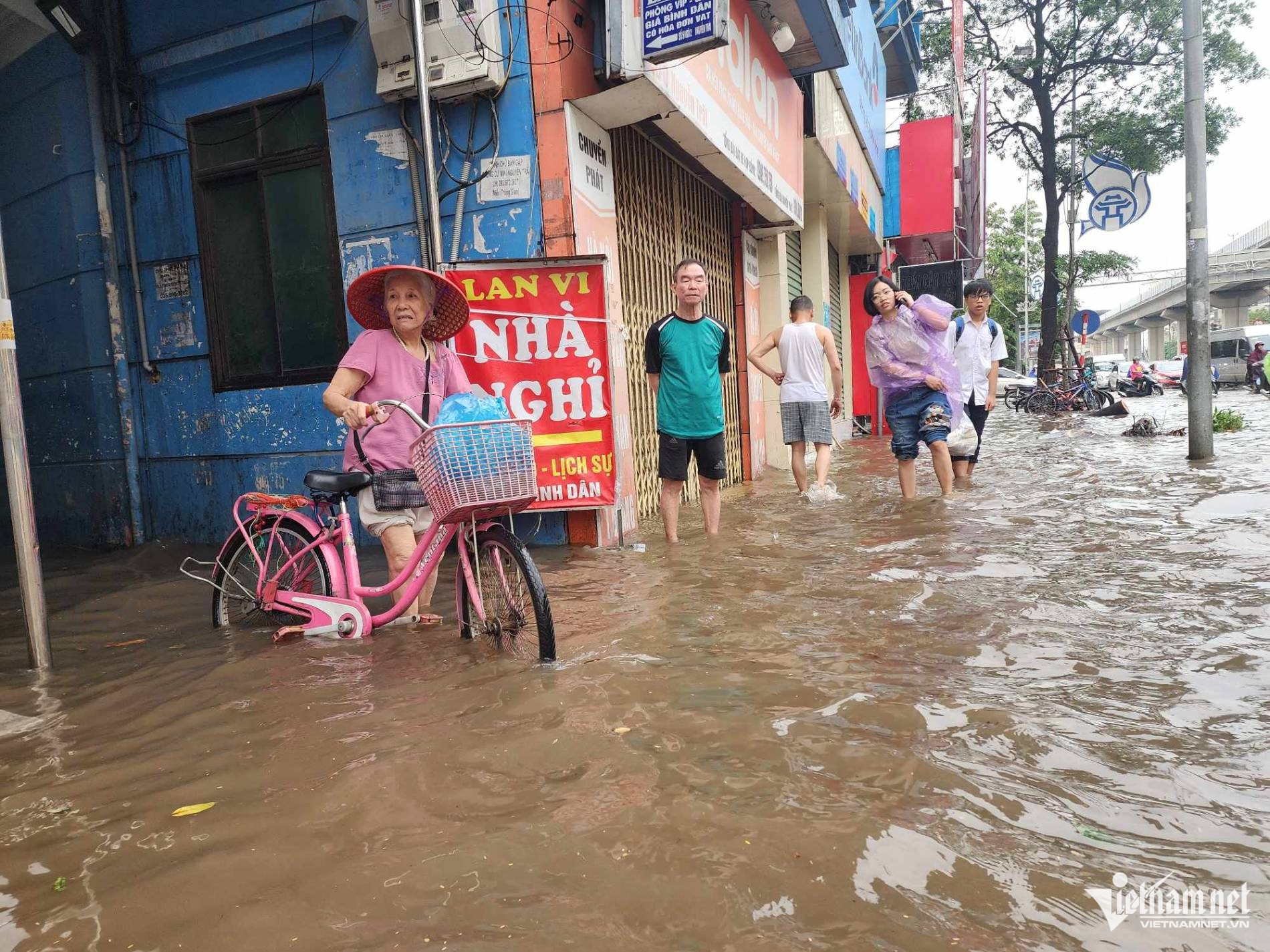 Nhiều tuyến phố Hà Nội ngập sâu sau trận mưa lớn sáng nay - Ảnh 12.