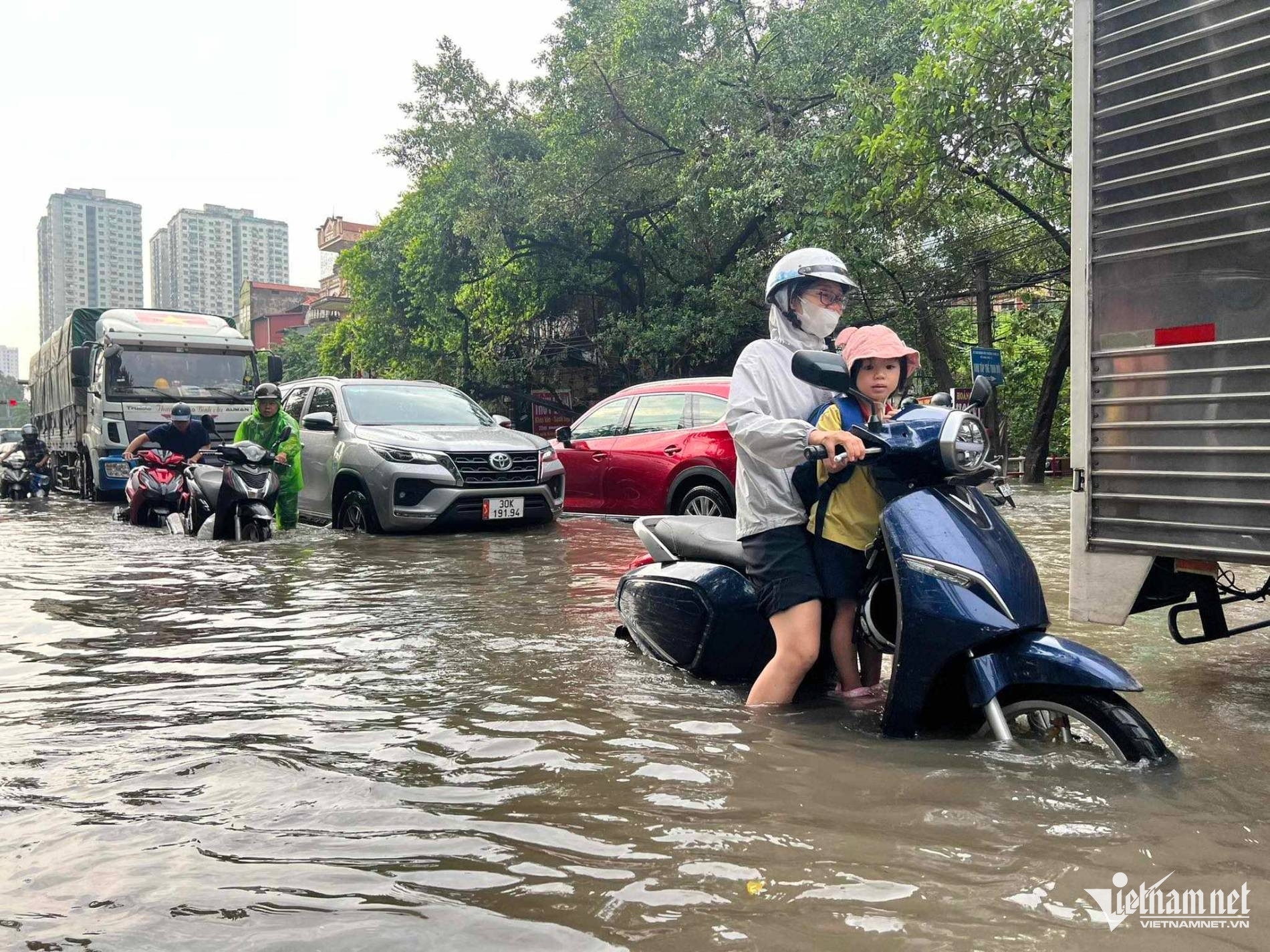 Nhiều tuyến phố Hà Nội ngập sâu sau trận mưa lớn sáng nay - Ảnh 19.