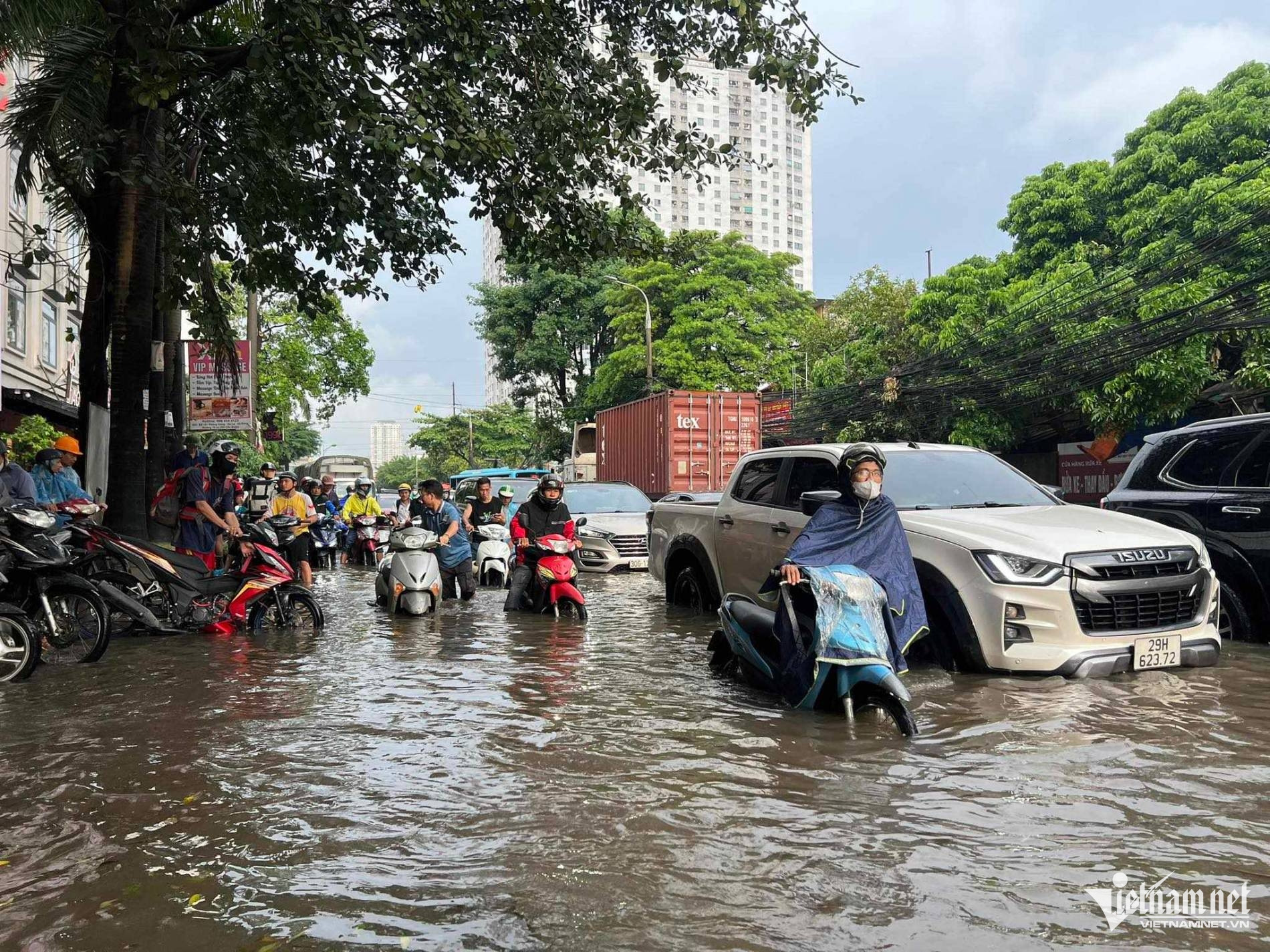 Nhiều tuyến phố Hà Nội ngập sâu sau trận mưa lớn sáng nay - Ảnh 18.