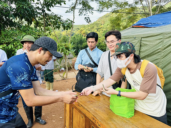 MC Đại Nghĩa, Hoa hậu Thanh Thuỷ có hành động ý nghĩa hướng về làng Nủ- Ảnh 2.