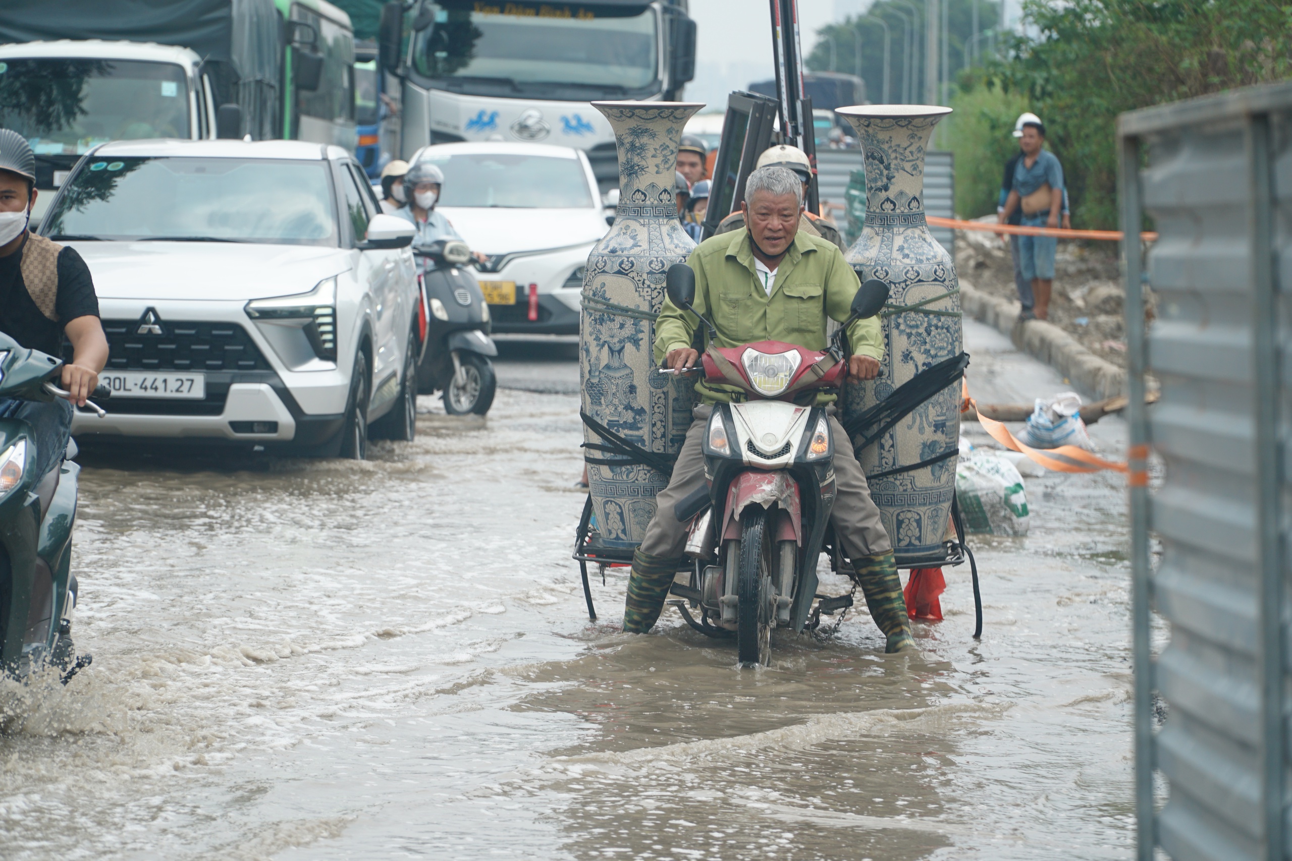 Đoạn đường gom Đại lộ Thăng Long bị ngập trong nước, người dân di chuyển chật vật- Ảnh 6.