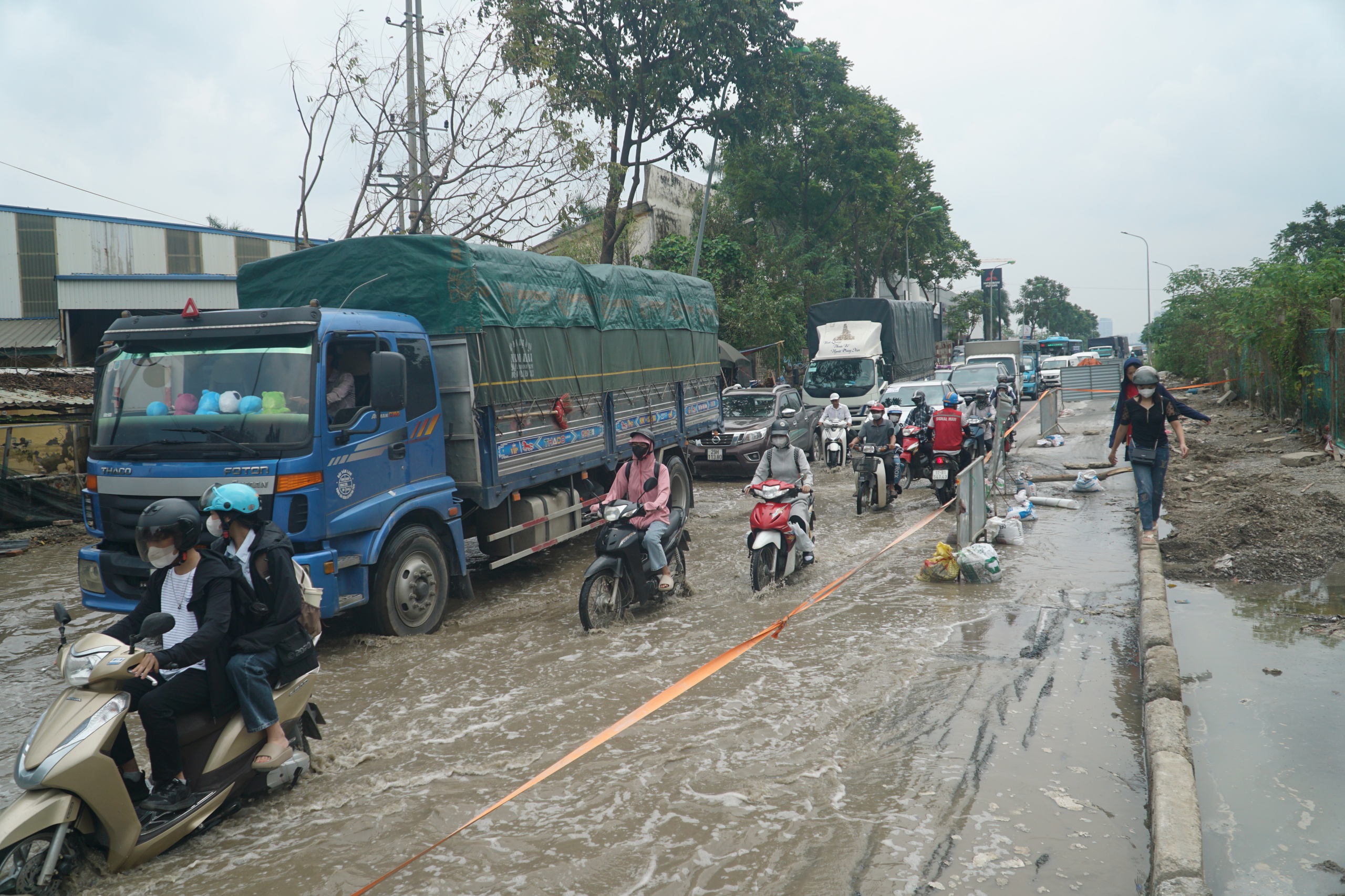 Đoạn đường gom Đại lộ Thăng Long bị ngập trong nước, người dân di chuyển chật vật- Ảnh 11.