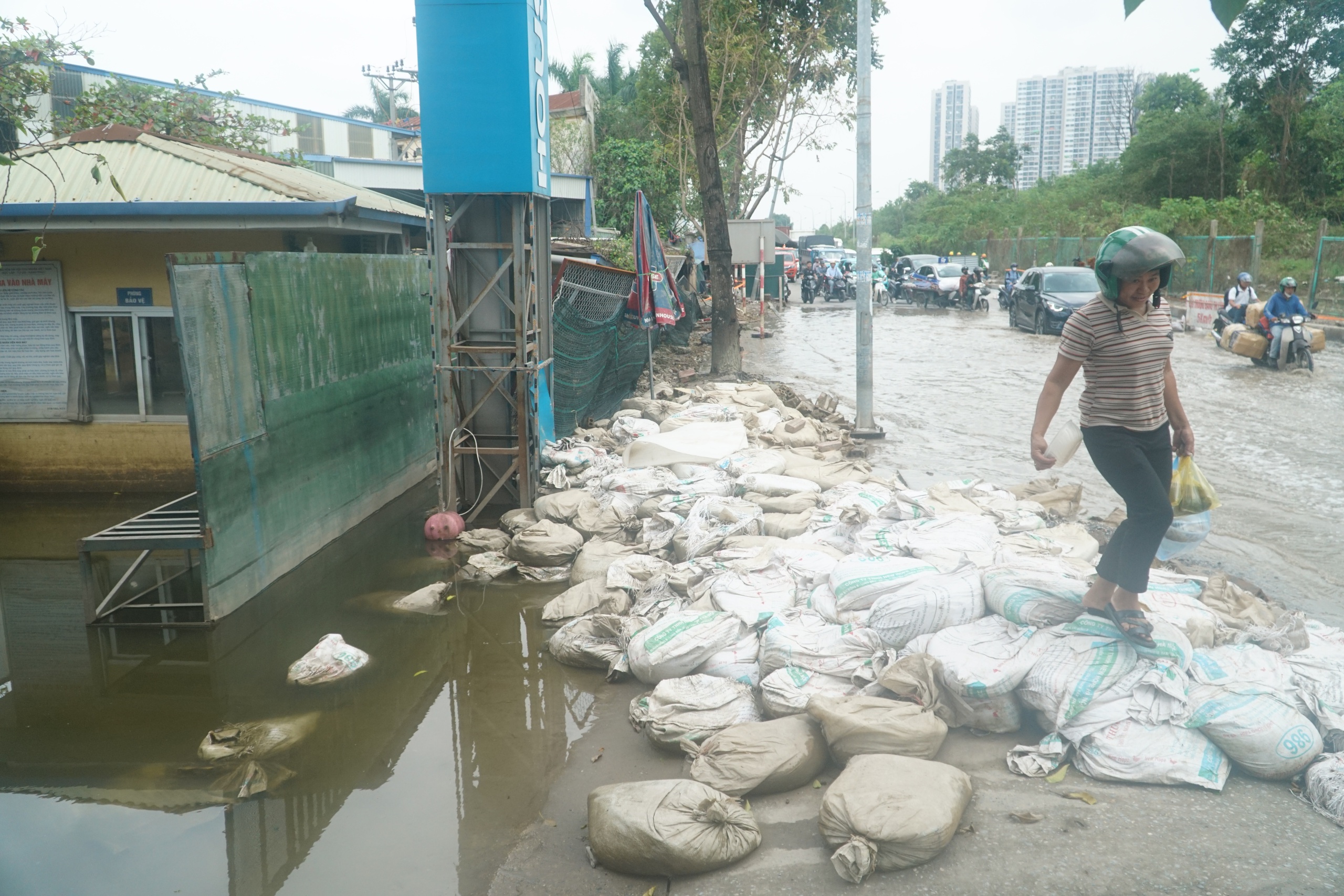 Đoạn đường gom Đại lộ Thăng Long bị ngập trong nước, người dân di chuyển chật vật- Ảnh 10.