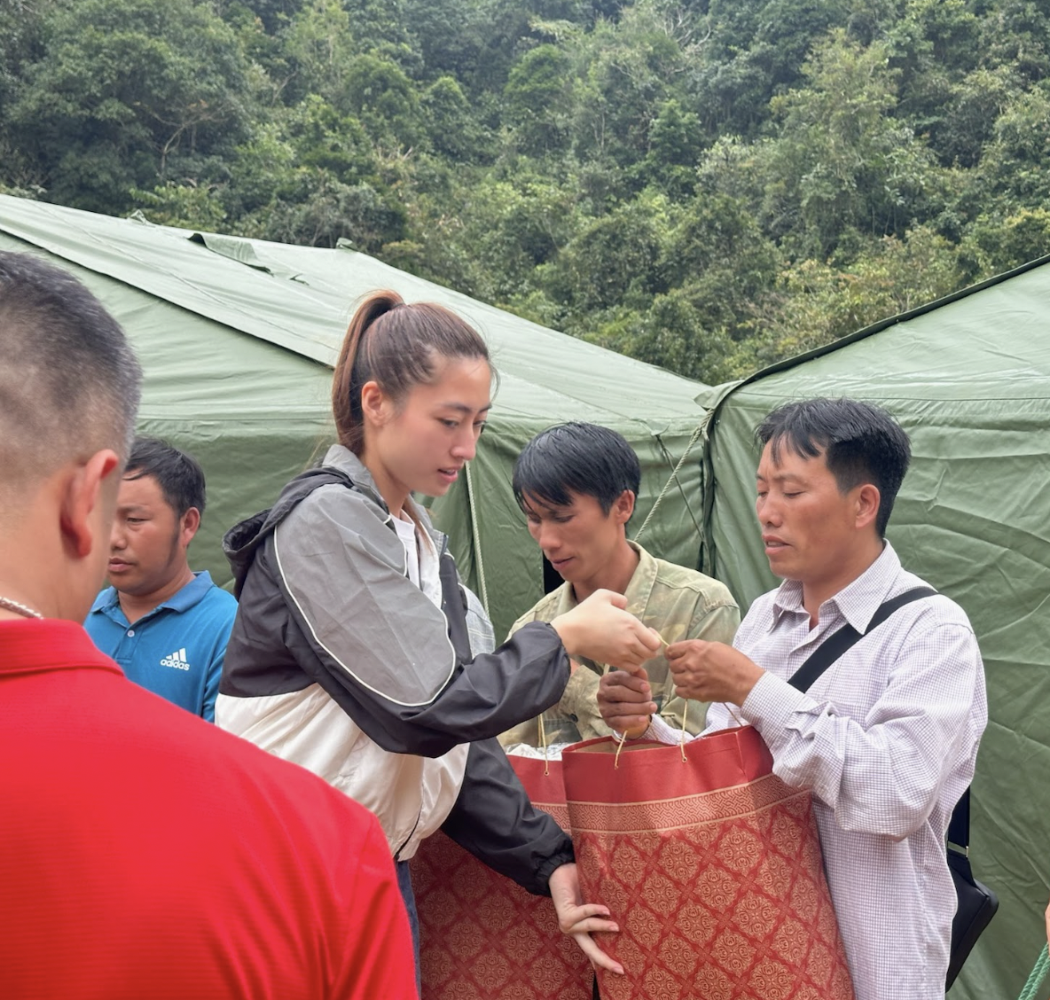 Lương Thùy Linh nhận bảo trợ cho 2 em bé mất cha mẹ ở Cao Bằng - Ảnh 1.