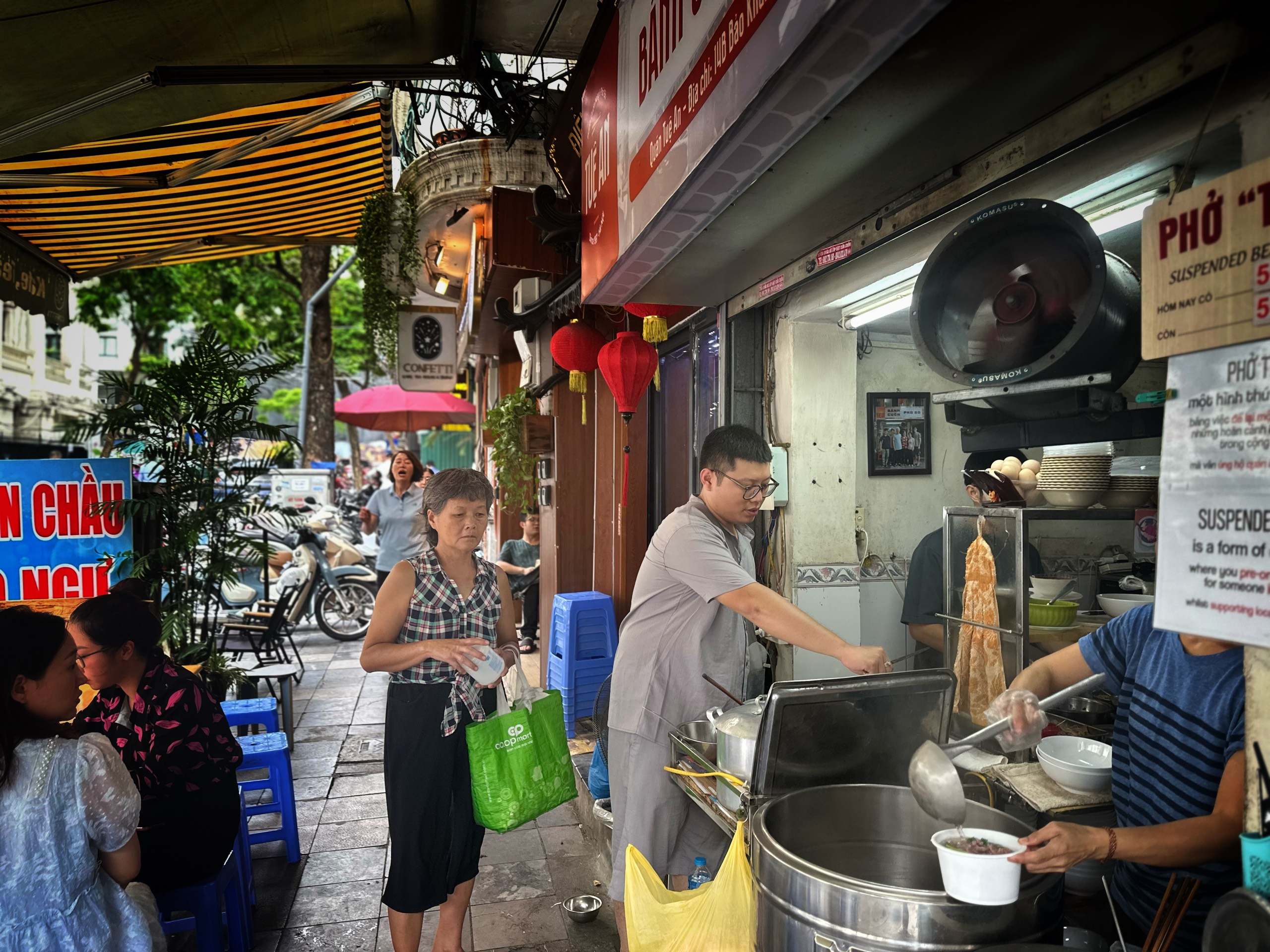 Ấm lòng quán phở từ thiện ngay giữa lòng Hà Nội- Ảnh 10.