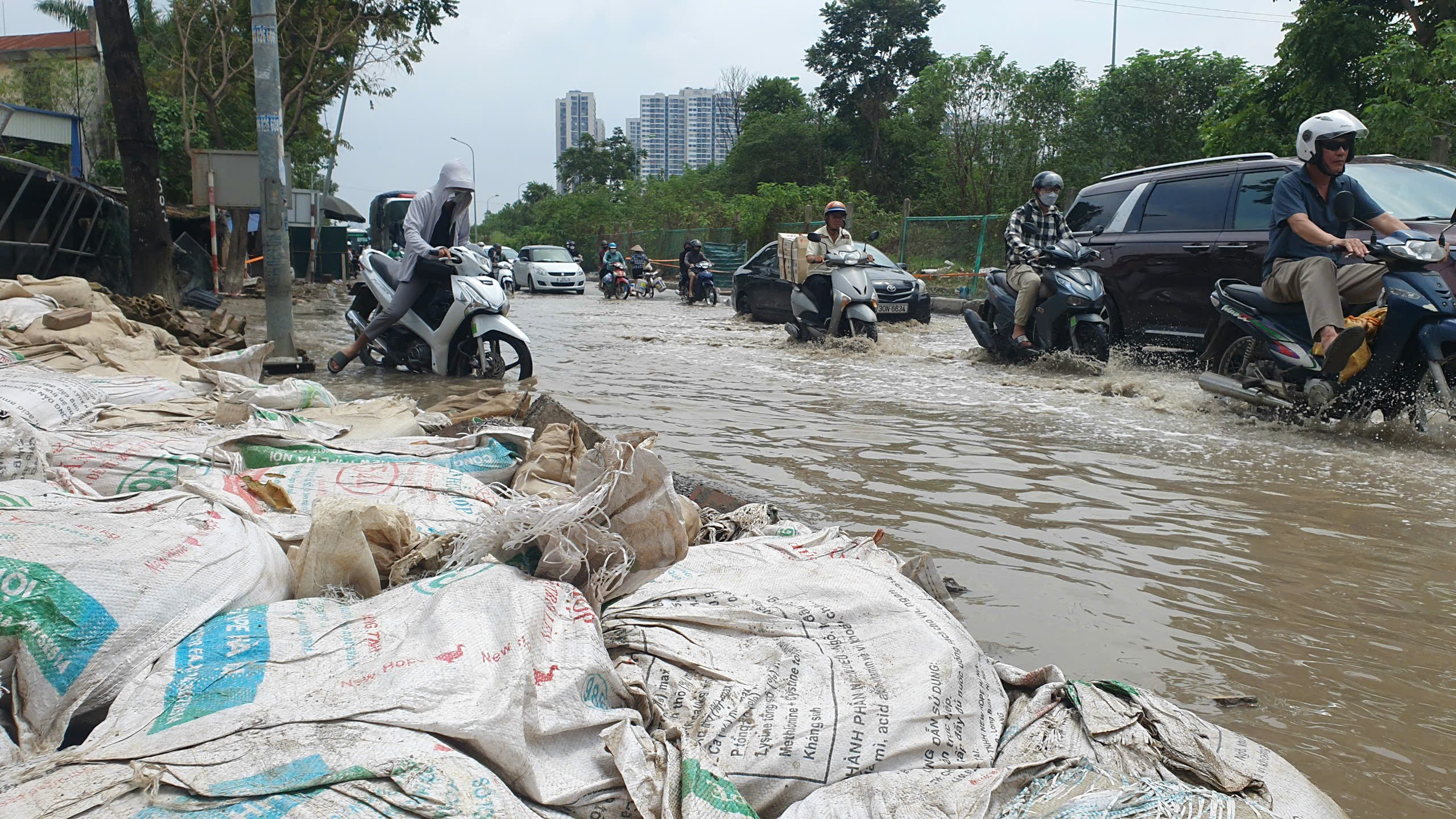 Đoạn đường gom Đại lộ Thăng Long bị ngập trong nước, người dân di chuyển chật vật- Ảnh 8.