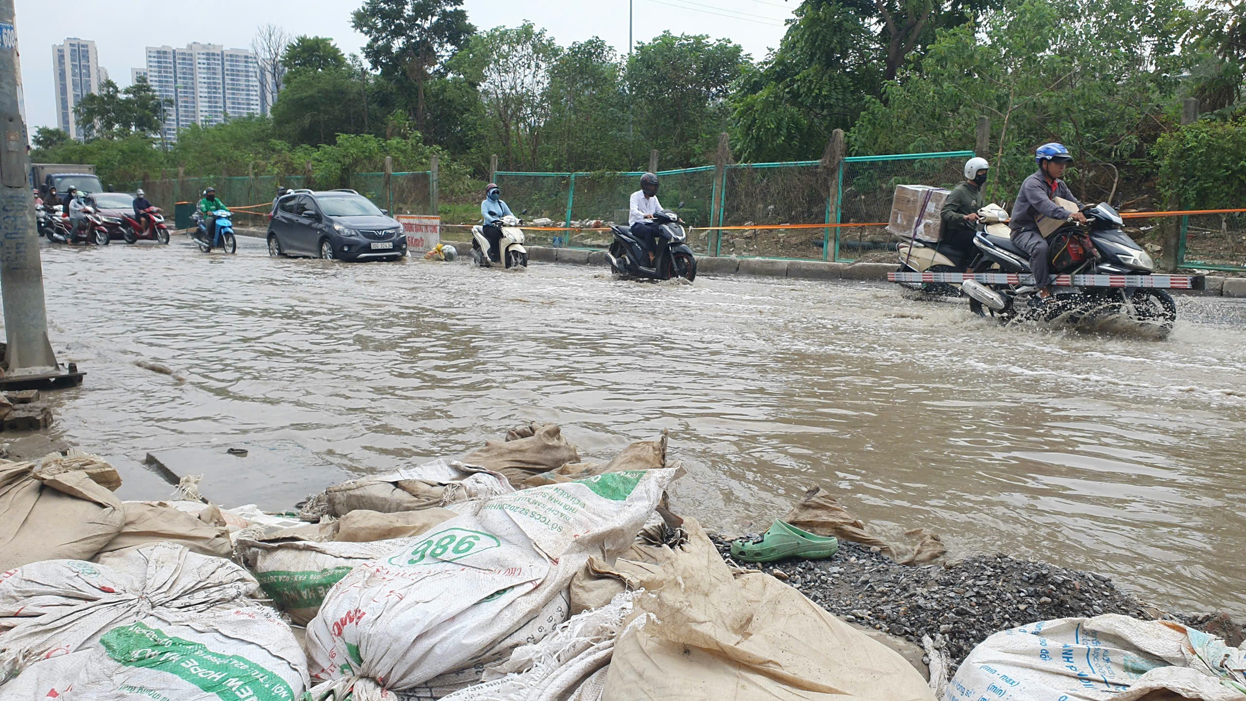 Đoạn đường gom Đại lộ Thăng Long bị ngập trong nước, người dân di chuyển chật vật- Ảnh 9.