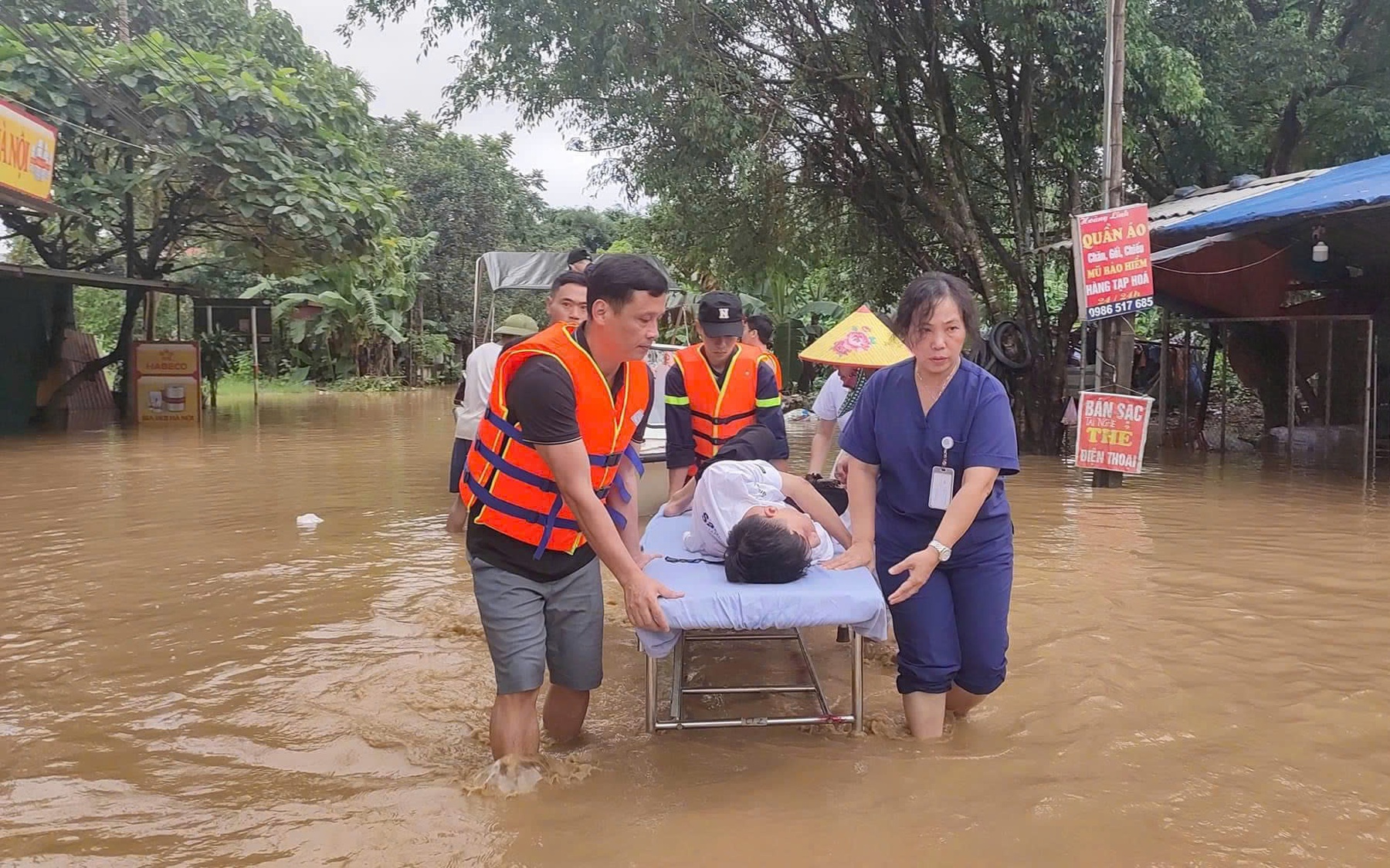 Đêm kinh hoàng của &quot;chiến sĩ&quot; áo trắng dành giật sự sống cho người dân trong mưa lũ