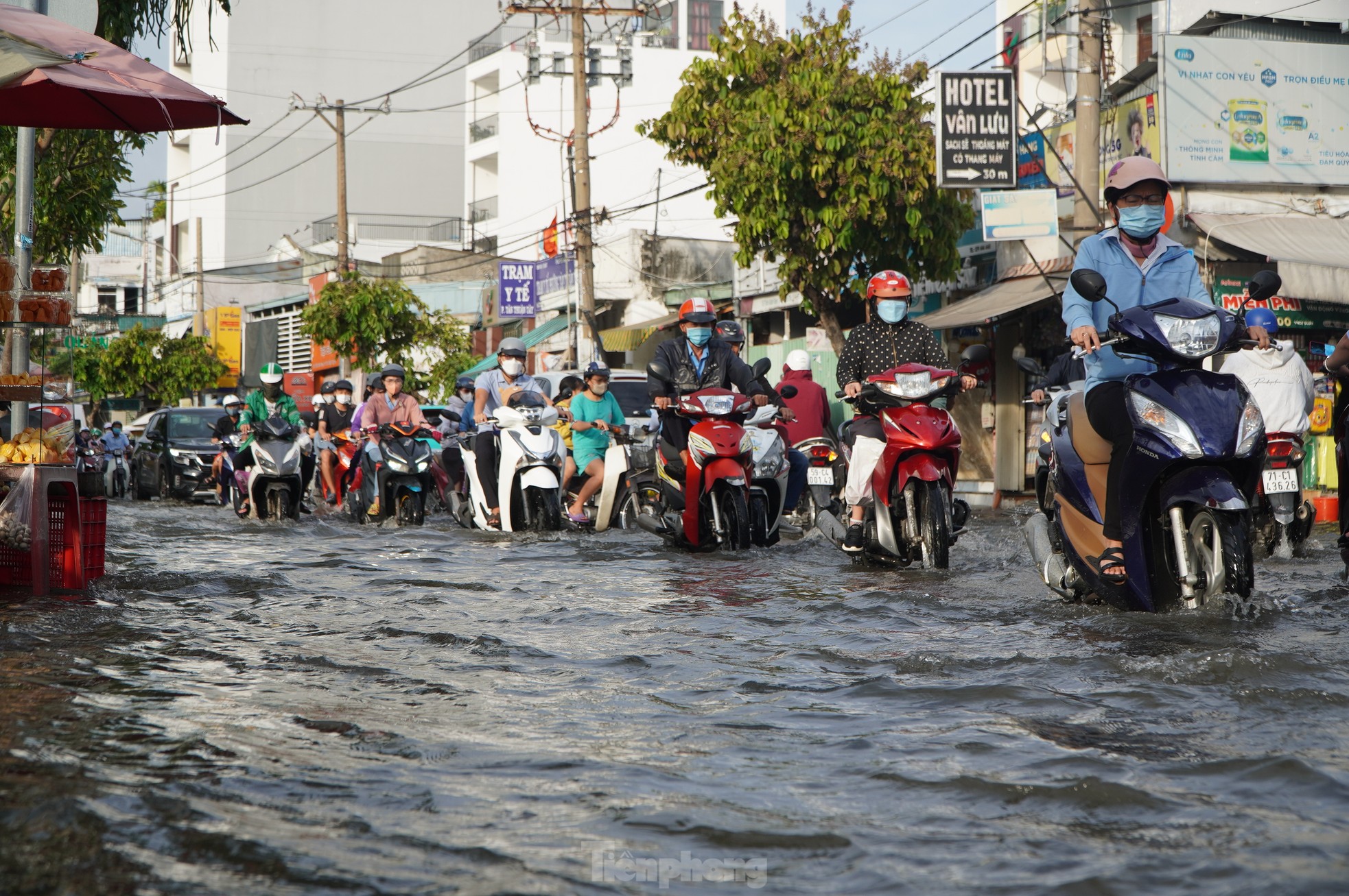 Triều cường dâng cao, đường phố ngập sâu, người dân TPHCM chật vật về nhà - Ảnh 1.