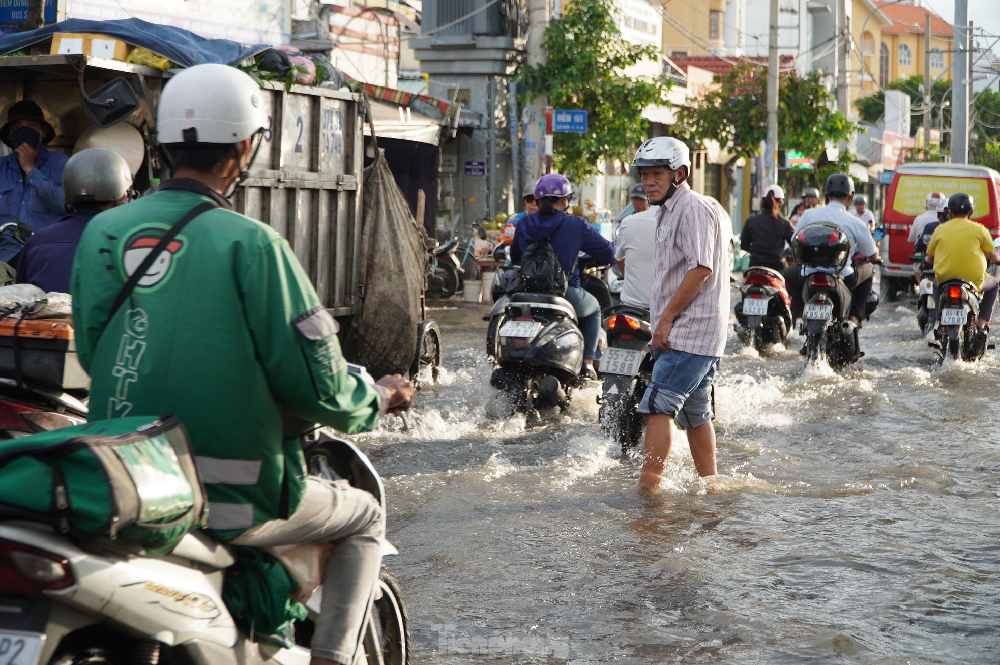 Triều cường dâng cao, đường phố ngập sâu, người dân TPHCM chật vật về nhà - Ảnh 7.