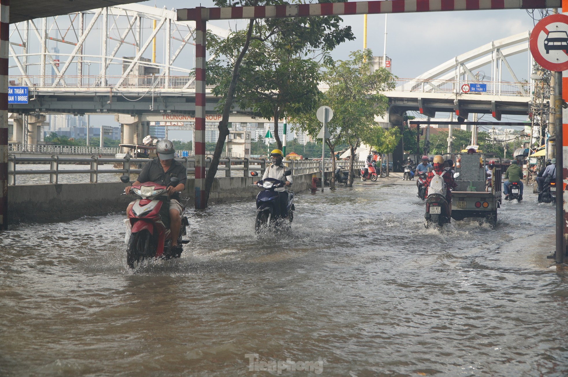 Triều cường dâng cao, đường phố ngập sâu, người dân TPHCM chật vật về nhà - Ảnh 2.