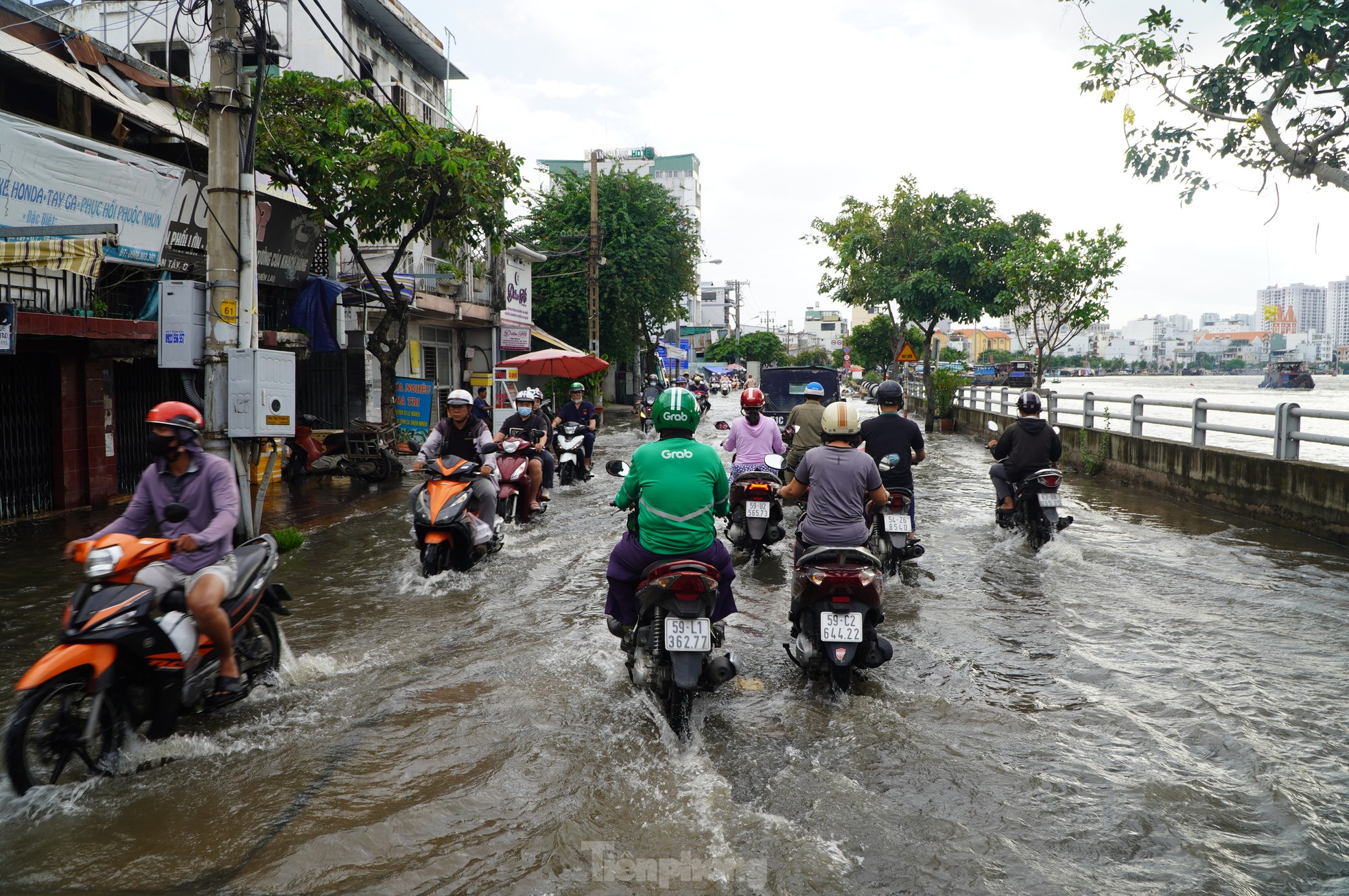 Triều cường dâng cao, đường phố ngập sâu, người dân TPHCM chật vật về nhà - Ảnh 11.