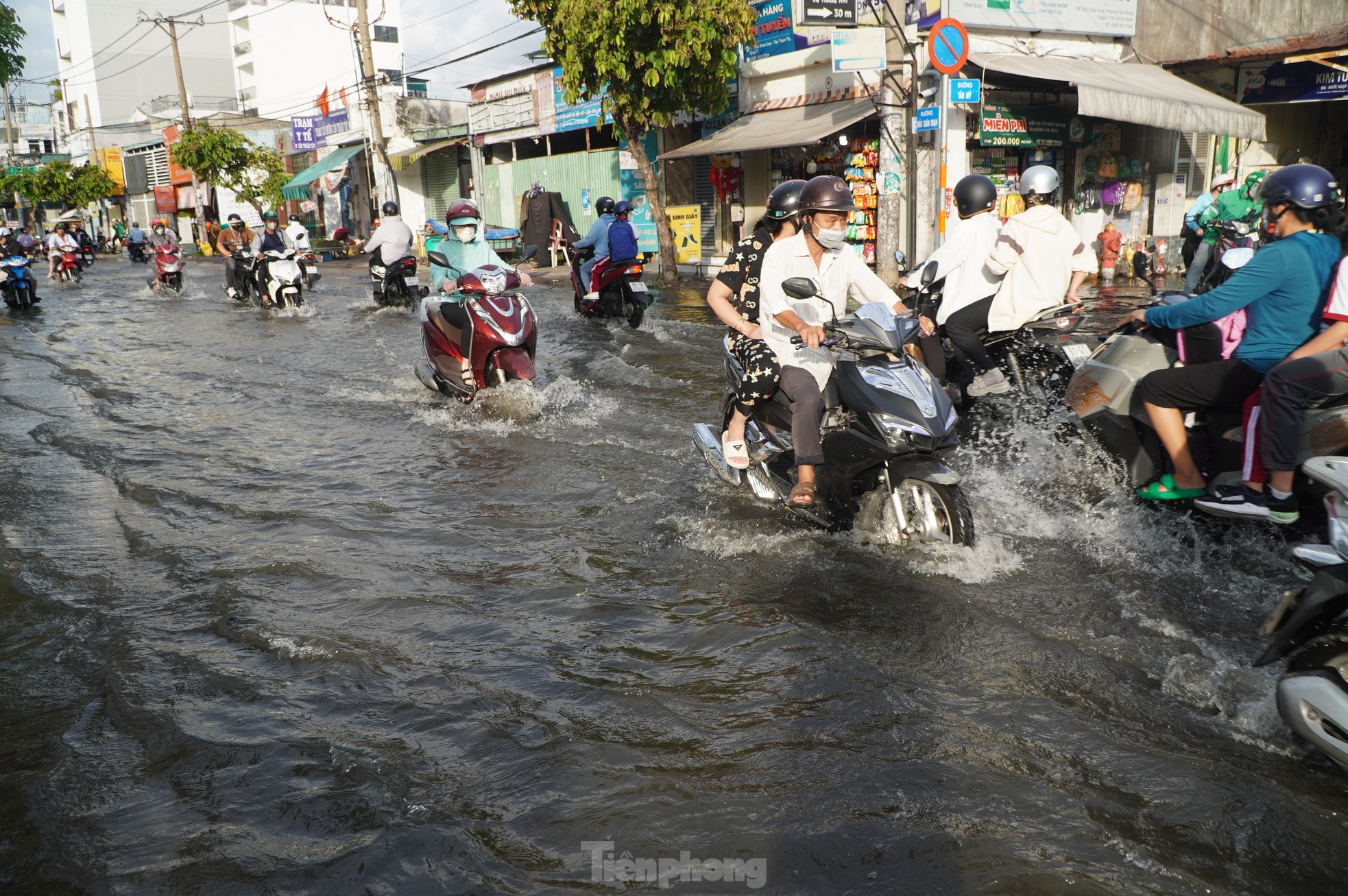 Triều cường dâng cao, đường phố ngập sâu, người dân TPHCM chật vật về nhà - Ảnh 10.