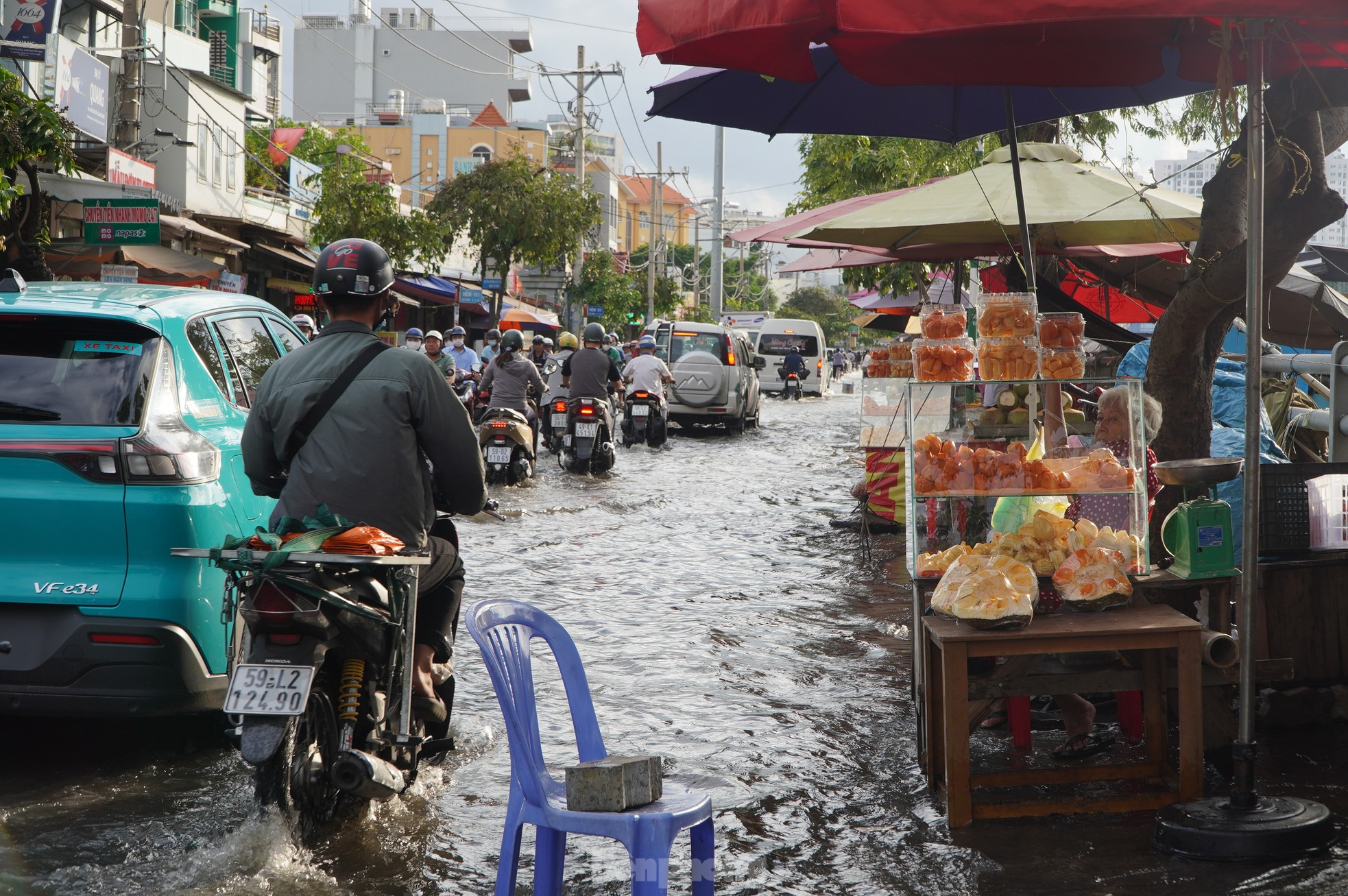 Triều cường dâng cao, đường phố ngập sâu, người dân TPHCM chật vật về nhà - Ảnh 9.