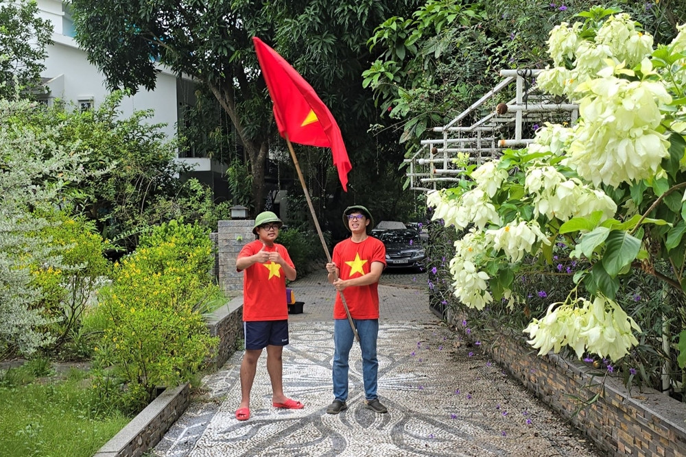 Sao Việt 2/9: 'Con gái' Hồng Diễm, con trai Xuân Bắc hân hoan cờ đỏ sao vàng, Quỳnh Kool gây ấn tượng- Ảnh 17.