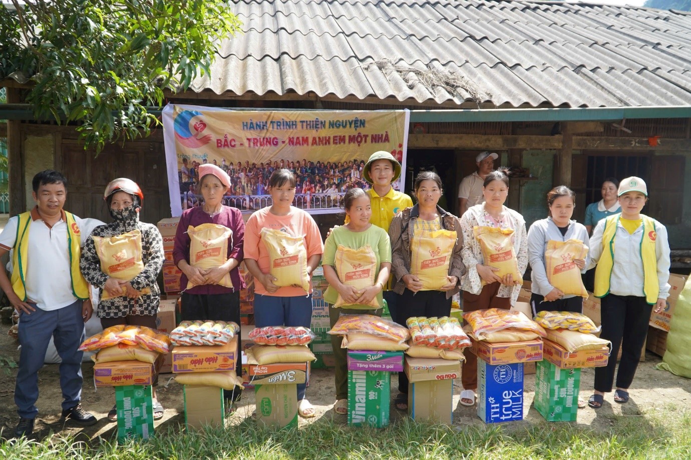 Quỹ Trăng Khuyết và Hội Chữ Thập Đỏ tỉnh Cao Bằng trao tận tay tấm lòng của bà con phía Nam tới từng hộ dân- Ảnh 1. Quỹ Trăng Khuyết và Hội Chữ Thập Đỏ tỉnh Cao Bằng trao tận tay tấm lòng của bà con phía Nam tới từng hộ dân- Ảnh 1.