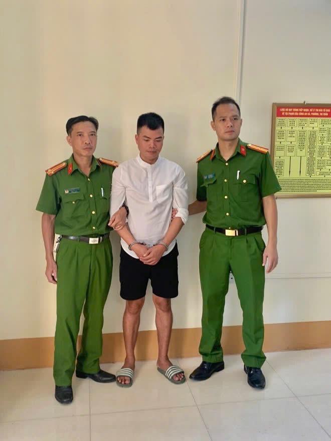 Bắt đối tượng truy nã dưới bỏ bọc hướng dẫn viên du lịch- Ảnh 1. Bắt đối tượng truy nã dưới bỏ bọc hướng dẫn viên du lịch- Ảnh 1.