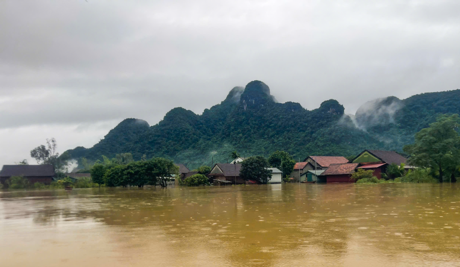 ngap-lut-quang-binh-3-12401143-1726818050863-17268180514101277792883.png