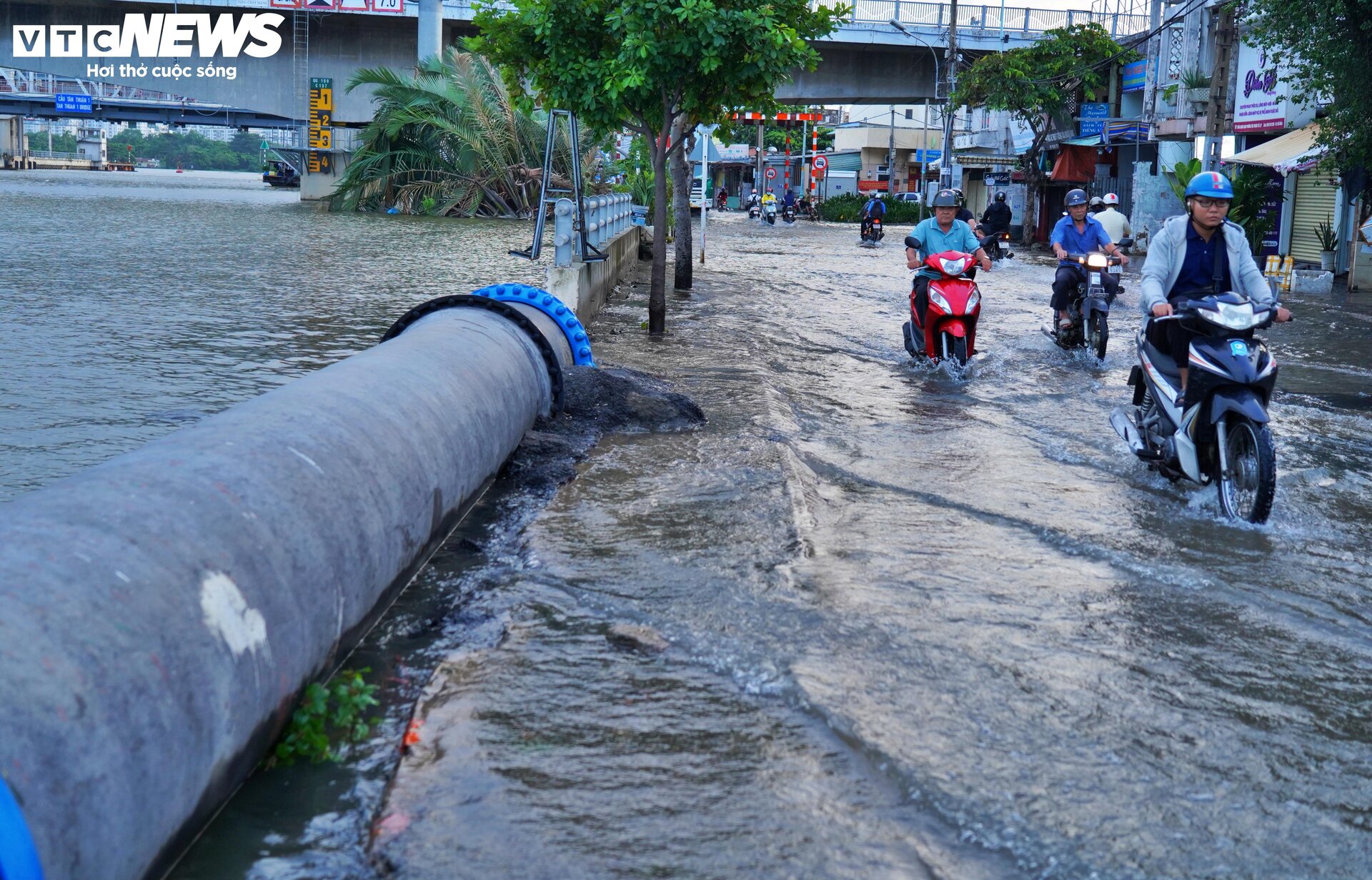 Triều cường từ tờ mờ sáng, người dân TP.HCM vật lộn giữa biển nước - Ảnh 6.