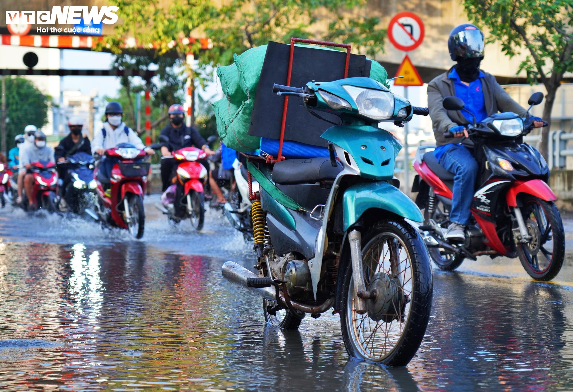 Triều cường từ tờ mờ sáng, người dân TP.HCM vật lộn giữa biển nước - Ảnh 13.