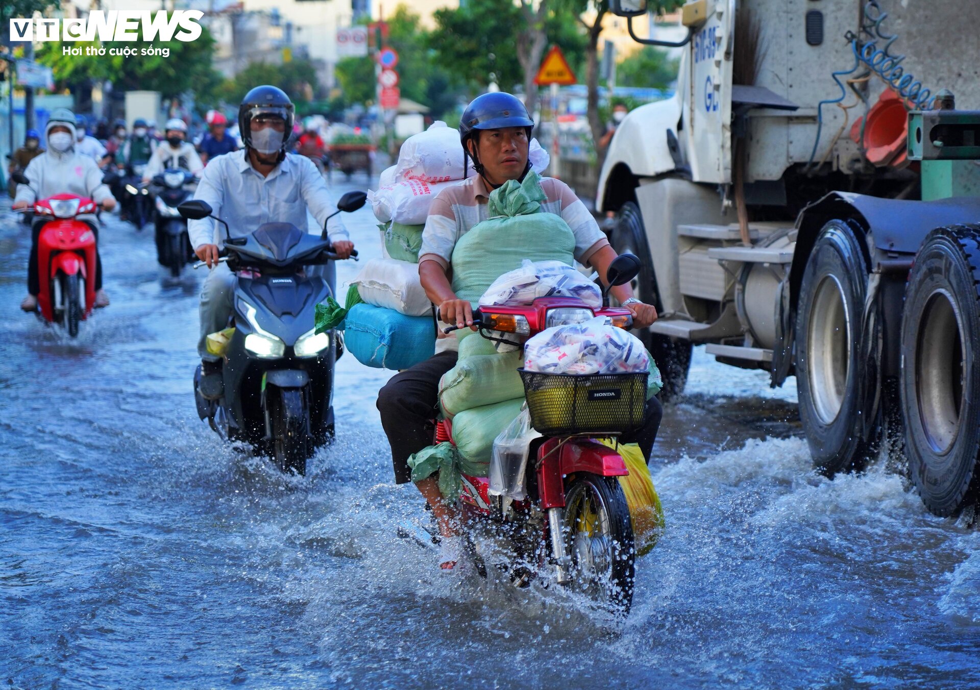 Triều cường từ tờ mờ sáng, người dân TP.HCM vật lộn giữa biển nước - Ảnh 11.