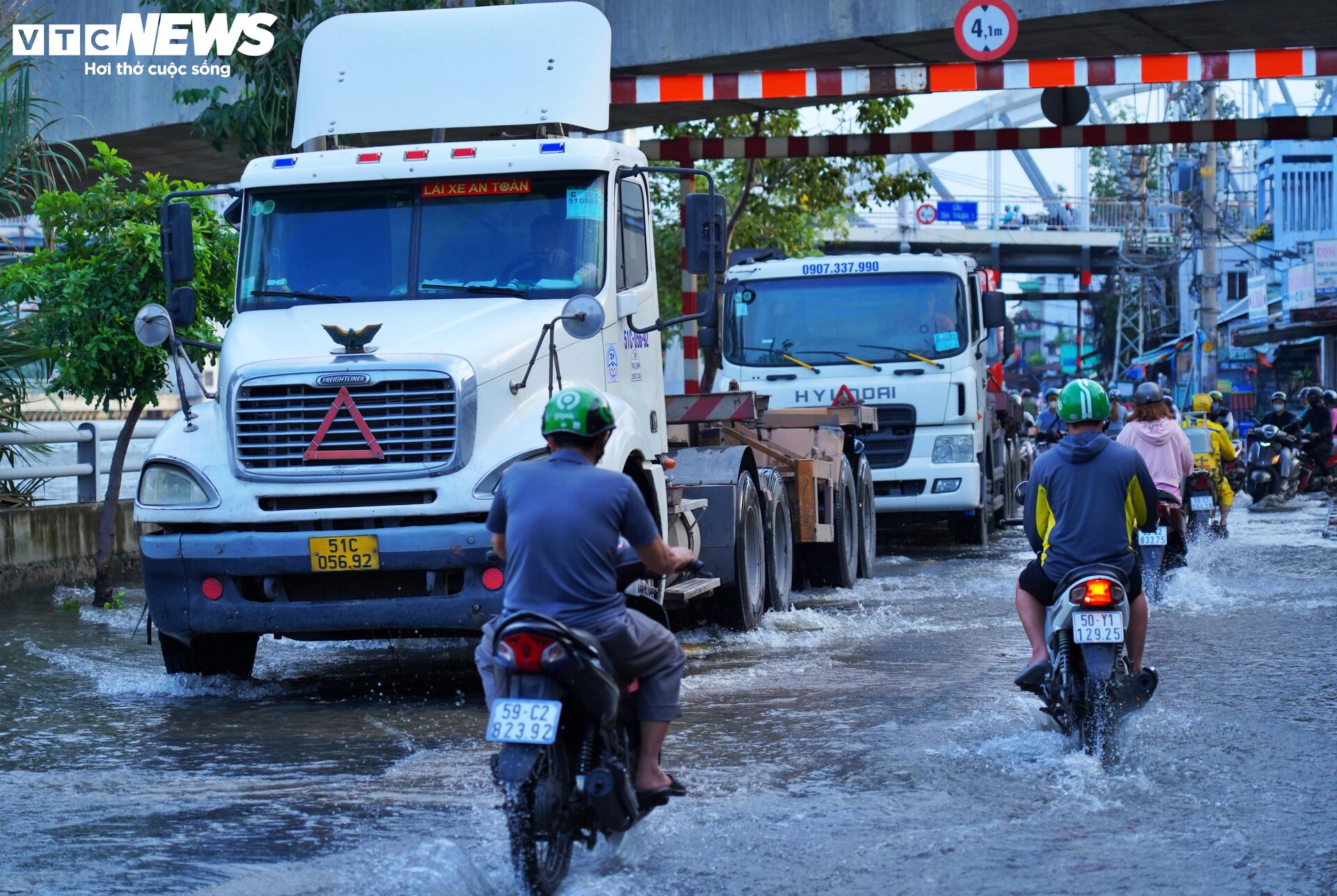 Triều cường từ tờ mờ sáng, người dân TP.HCM vật lộn giữa biển nước - Ảnh 15.