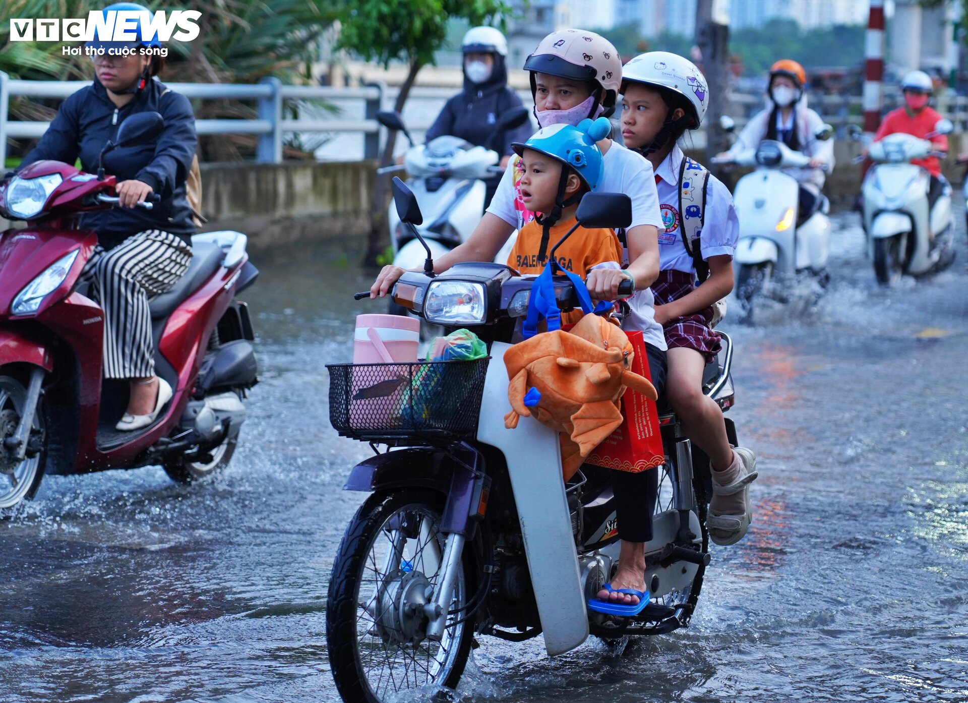 Triều cường từ tờ mờ sáng, người dân TP.HCM vật lộn giữa biển nước - Ảnh 12.