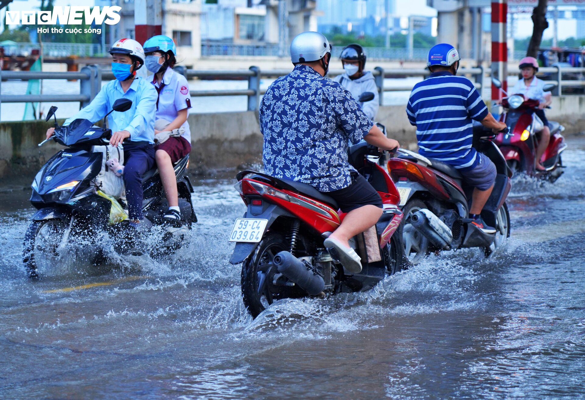 Triều cường từ tờ mờ sáng, người dân TP.HCM vật lộn giữa biển nước - Ảnh 16.