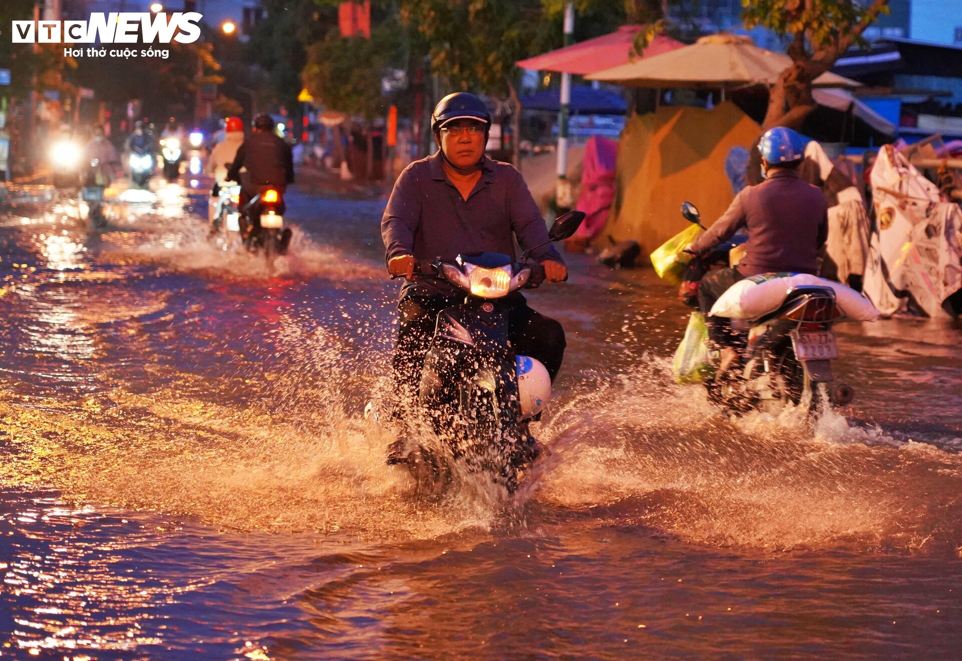 Triều cường từ tờ mờ sáng, người dân TP.HCM vật lộn giữa biển nước - Ảnh 1.