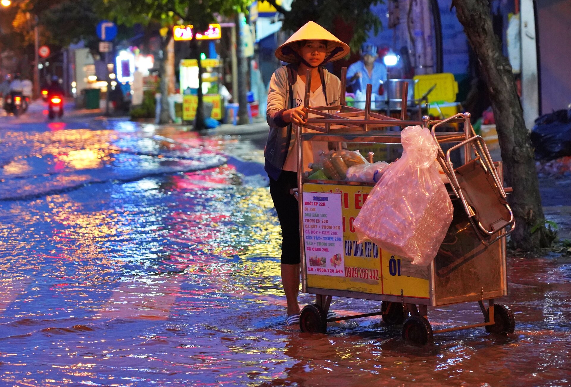 Triều cường từ tờ mờ sáng, người dân TP.HCM vật lộn giữa biển nước - Ảnh 4.