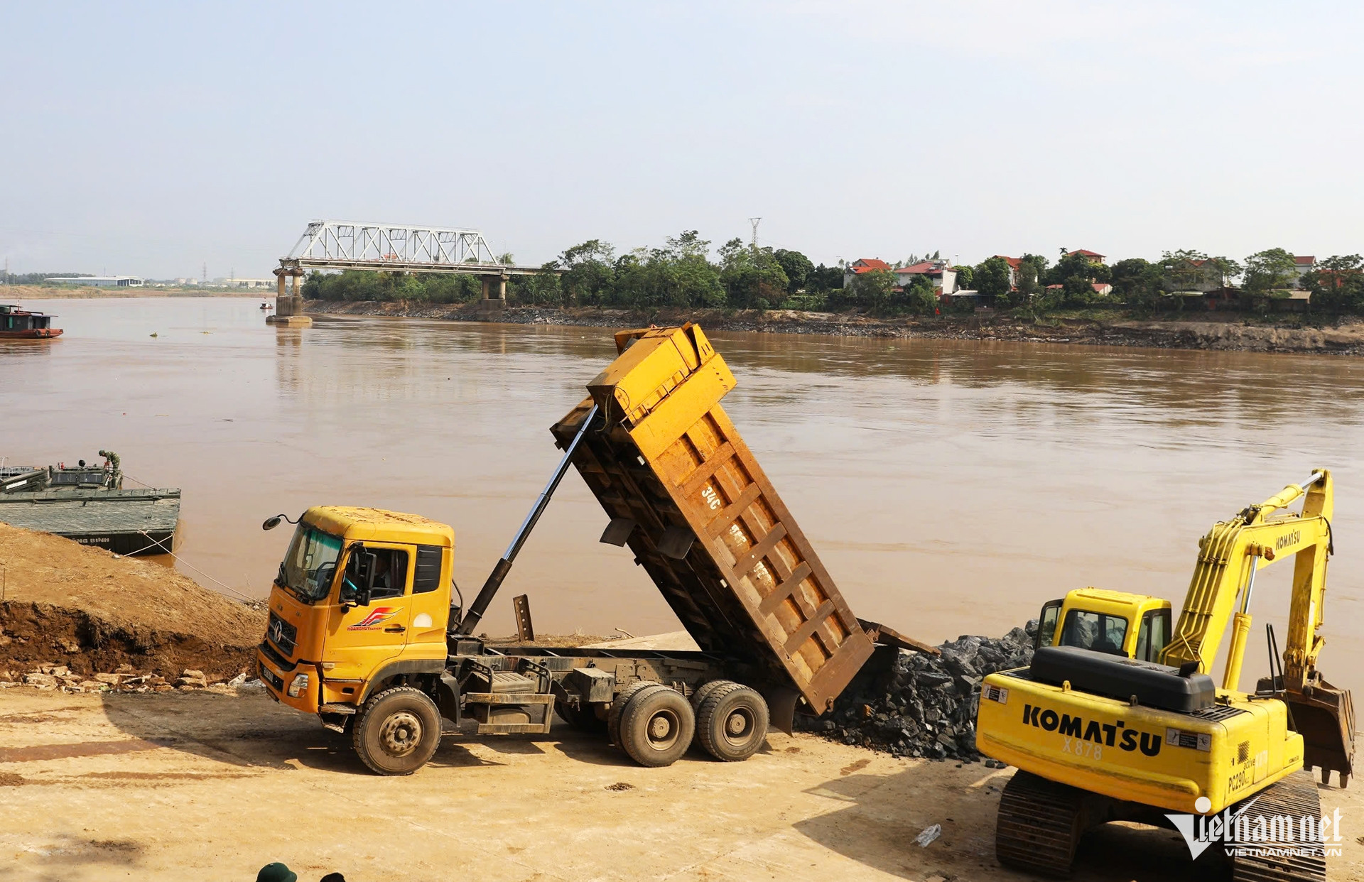 Đưa cần cẩu cỡ lớn vớt nhịp cầu Phong Châu dưới sông Hồng - Ảnh 3.