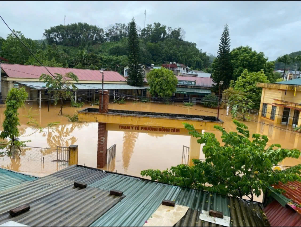 Đêm kinh hoàng của 'chiến sĩ' áo trắng dành giật sự sống cho người dân trong mưa lũ- Ảnh 1.