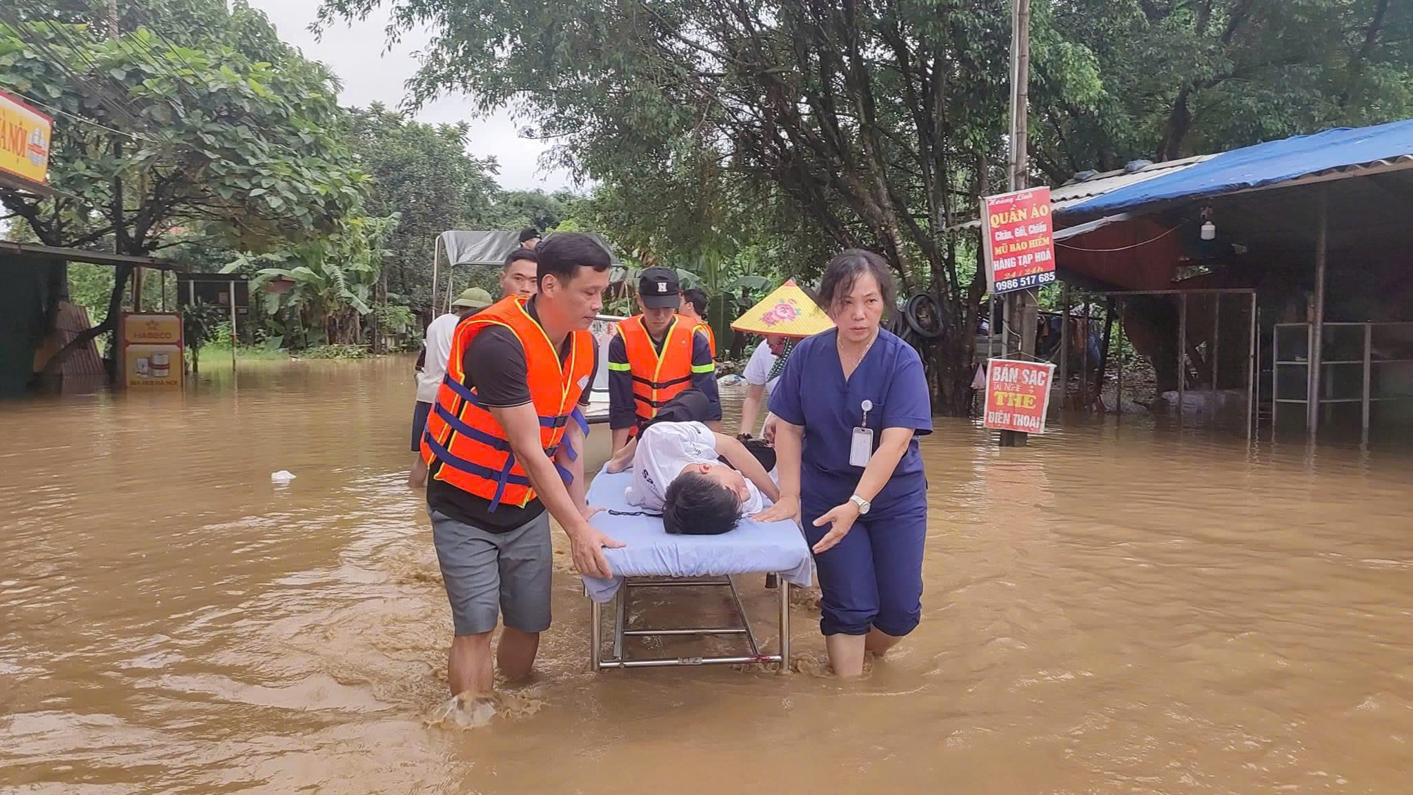 Đêm kinh hoàng của 'chiến sĩ' áo trắng dành giật sự sống cho người dân trong mưa lũ- Ảnh 2.