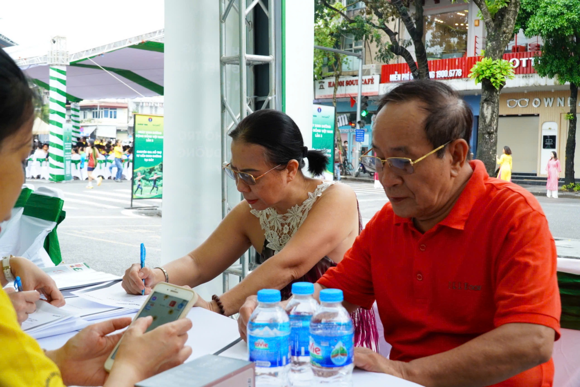 Đông đảo người dân được khám, tư vấn miễn phí tại Ngày Dinh dưỡng cộng đồng Việt Nam lần 3 - Ảnh 7.