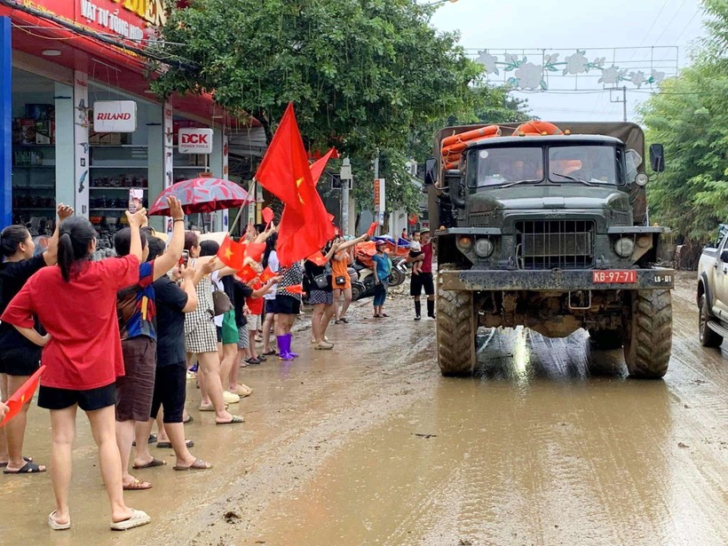 Xúc động hình ảnh người dân mang cờ, hoa ra chào tạm biệt các chú bộ đội - Ảnh 4.