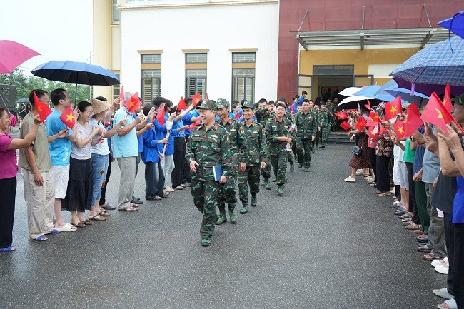 Xúc động hình ảnh người dân mang cờ, hoa ra chào tạm biệt các chú bộ đội - Ảnh 2.