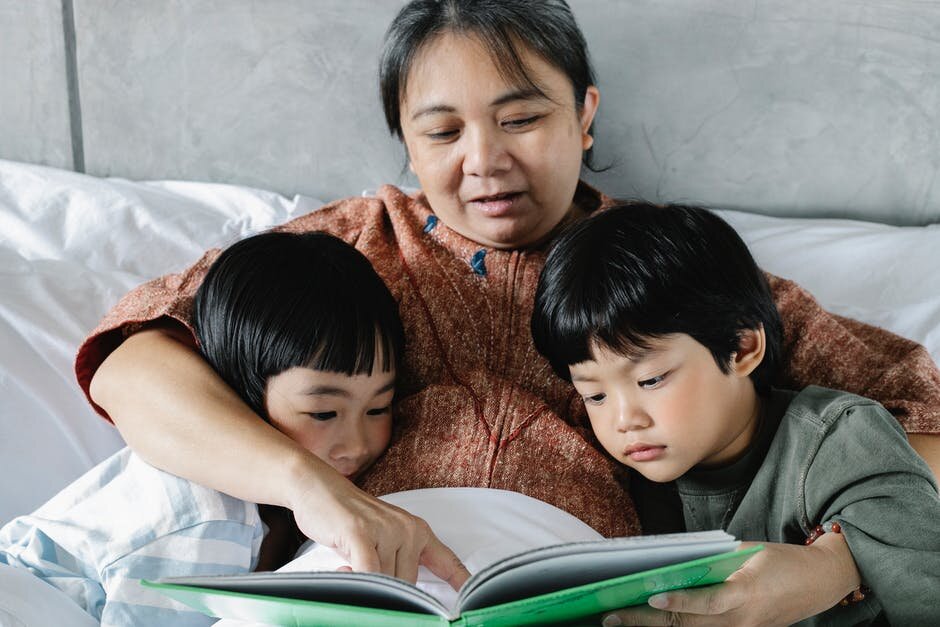 chinesemotherandlittlekidsreadingabookinbed-1726902582197597519222-1726991444870-17269914455001705947336.jpeg