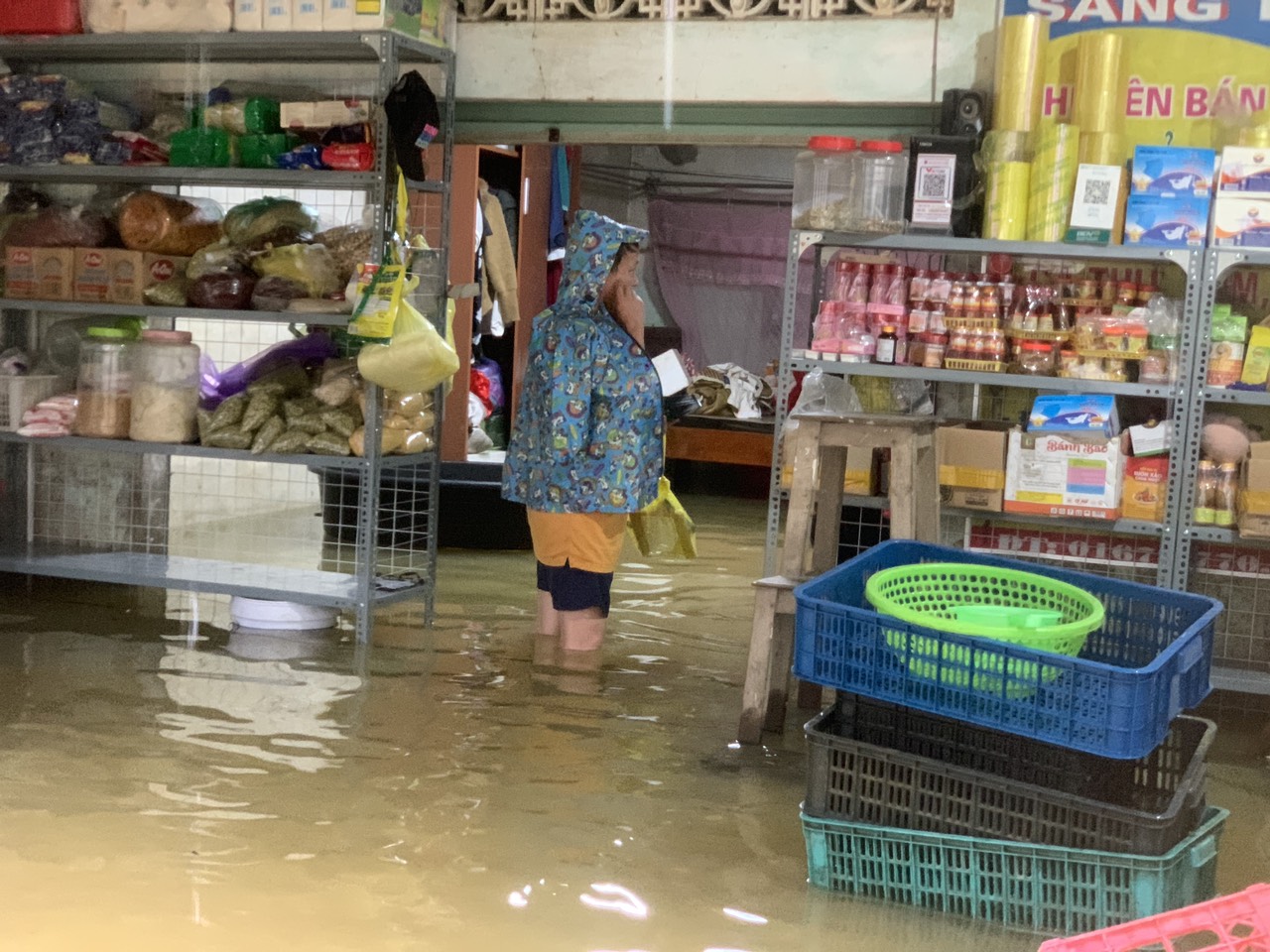 Mưa lớn khiến nhiều nhà dân bị ngập, cuộc sống đảo lộn- Ảnh 4.