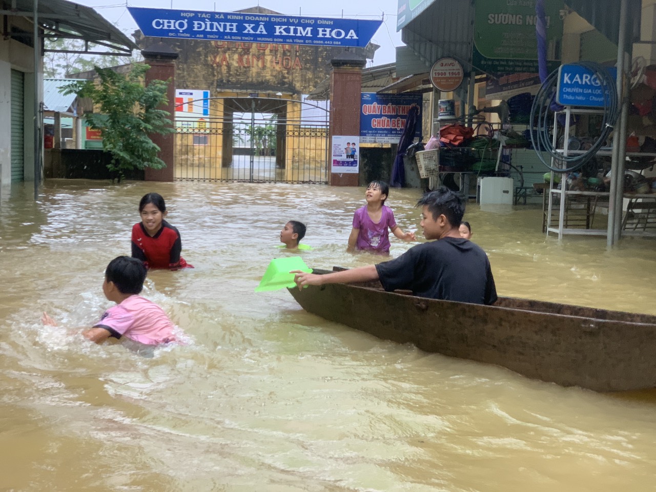 Mưa lớn khiến nhiều nhà dân bị ngập, cuộc sống đảo lộn- Ảnh 7.