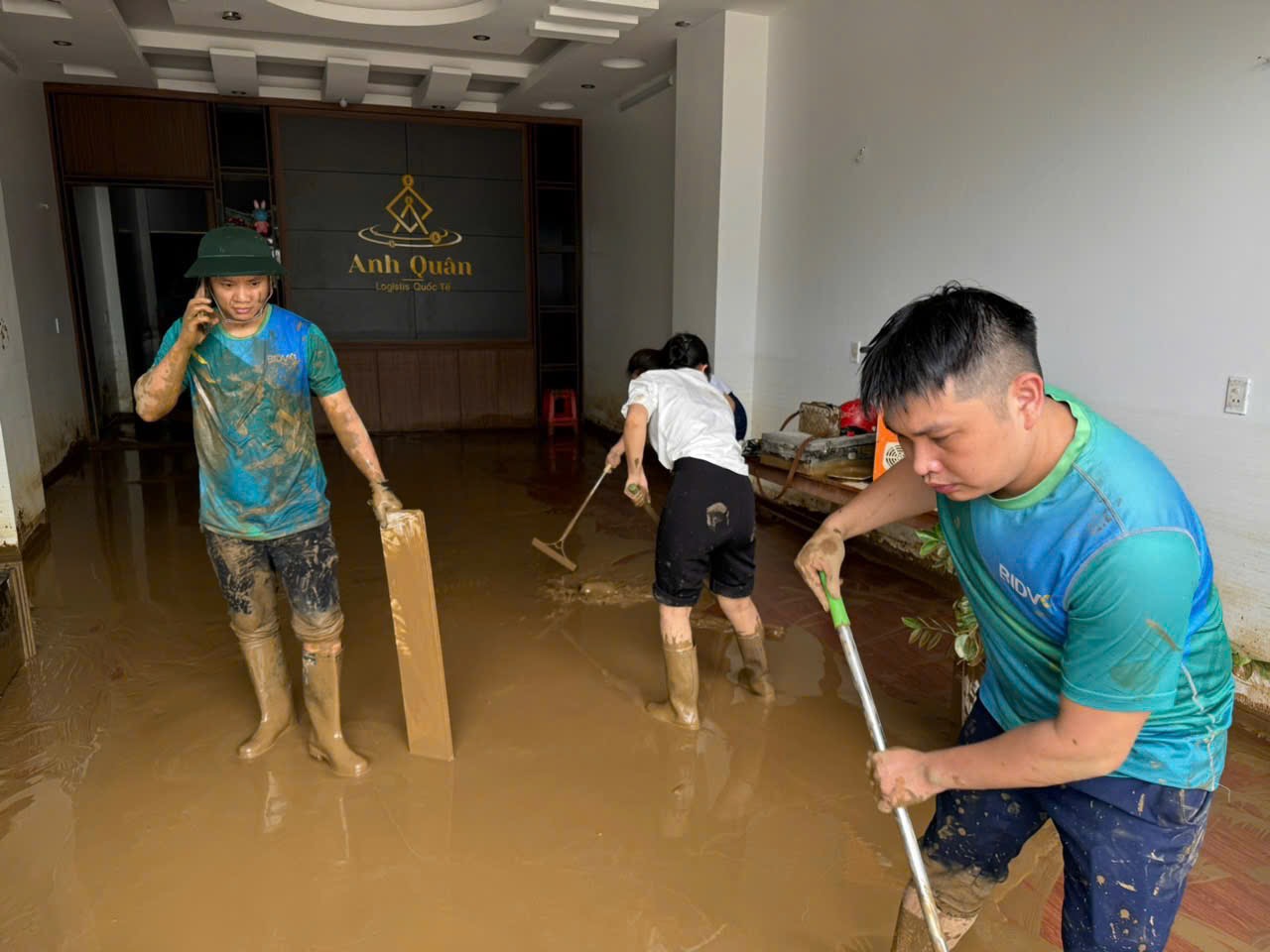 Khẩn trương khoanh nợ cho khách hàng bị thiệt hại nặng nề về vốn vay, tài sản hình thành từ vốn vay do hậu quả bão lũ - Ảnh 2.