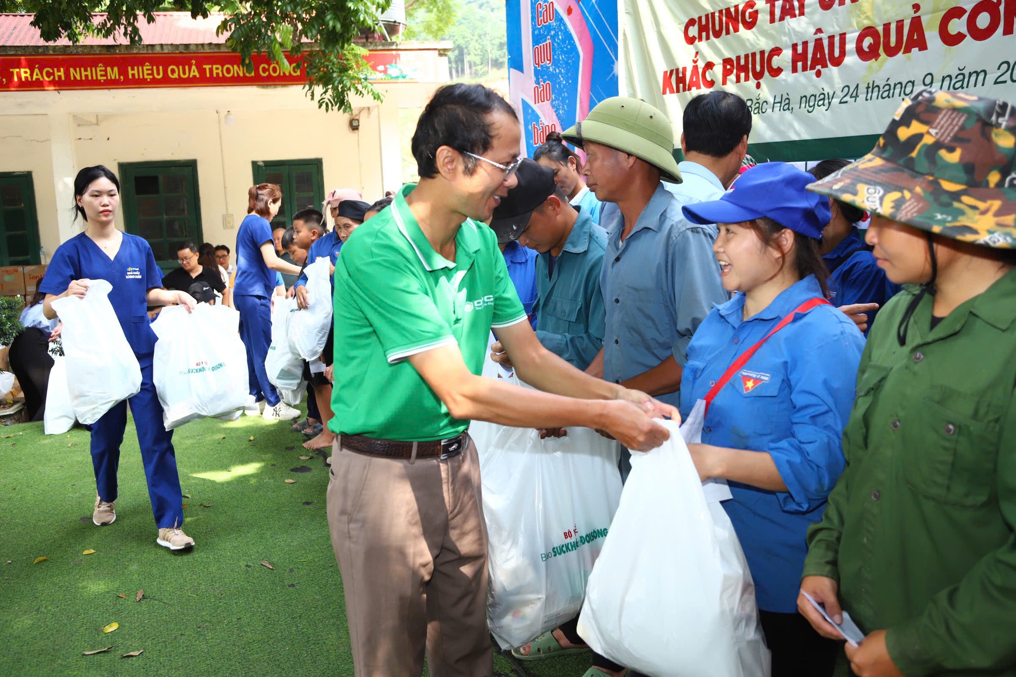 Báo SK&ĐS trao hàng trăm suất quà tổng trị giá 1 tỷ đồng tới đồng bào vùng &quot;cao nguyên trắng&quot; Bắc Hà, Lào Cai- Ảnh 10.