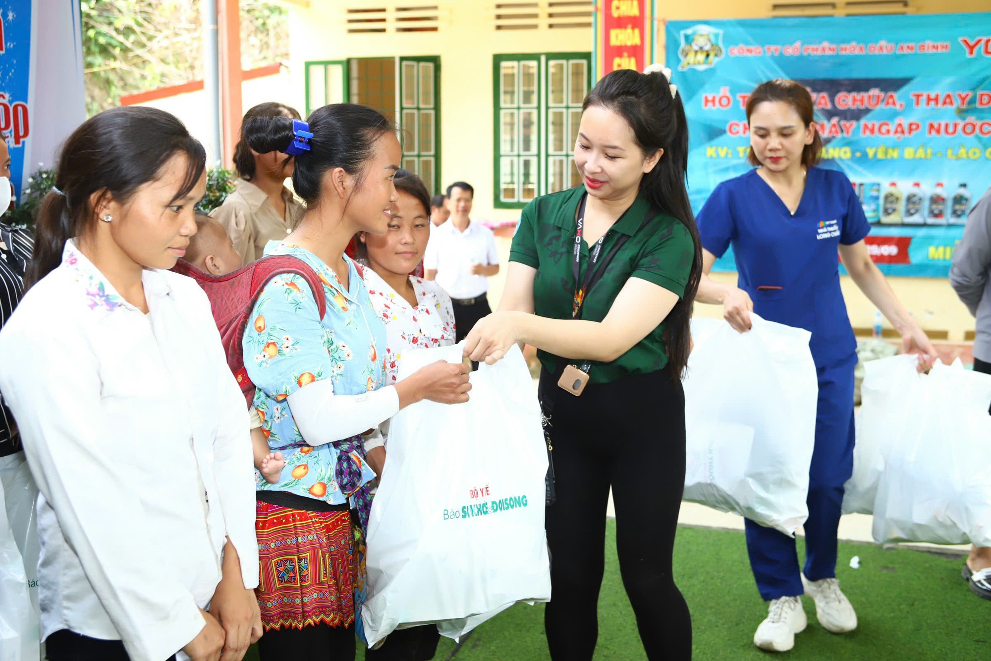 Báo SK&ĐS trao hàng trăm suất quà tổng trị giá 1 tỷ đồng tới đồng bào vùng &quot;cao nguyên trắng&quot; Bắc Hà, Lào Cai- Ảnh 12.