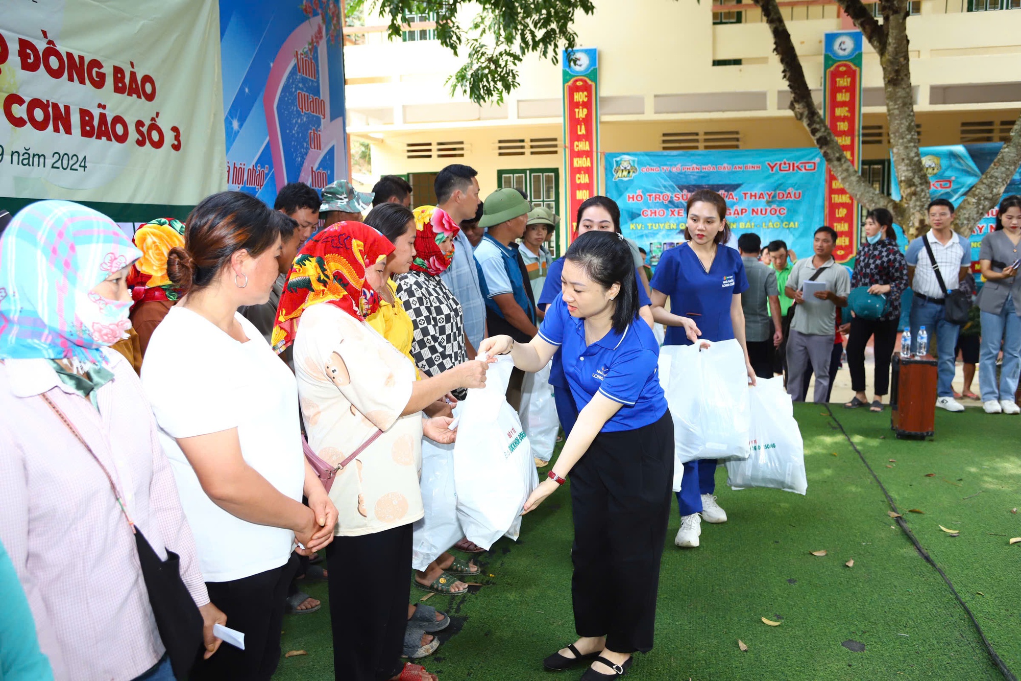 Báo SK&ĐS trao hàng trăm suất quà tổng trị giá 1 tỷ đồng tới đồng bào vùng &quot;cao nguyên trắng&quot; Bắc Hà, Lào Cai- Ảnh 11.